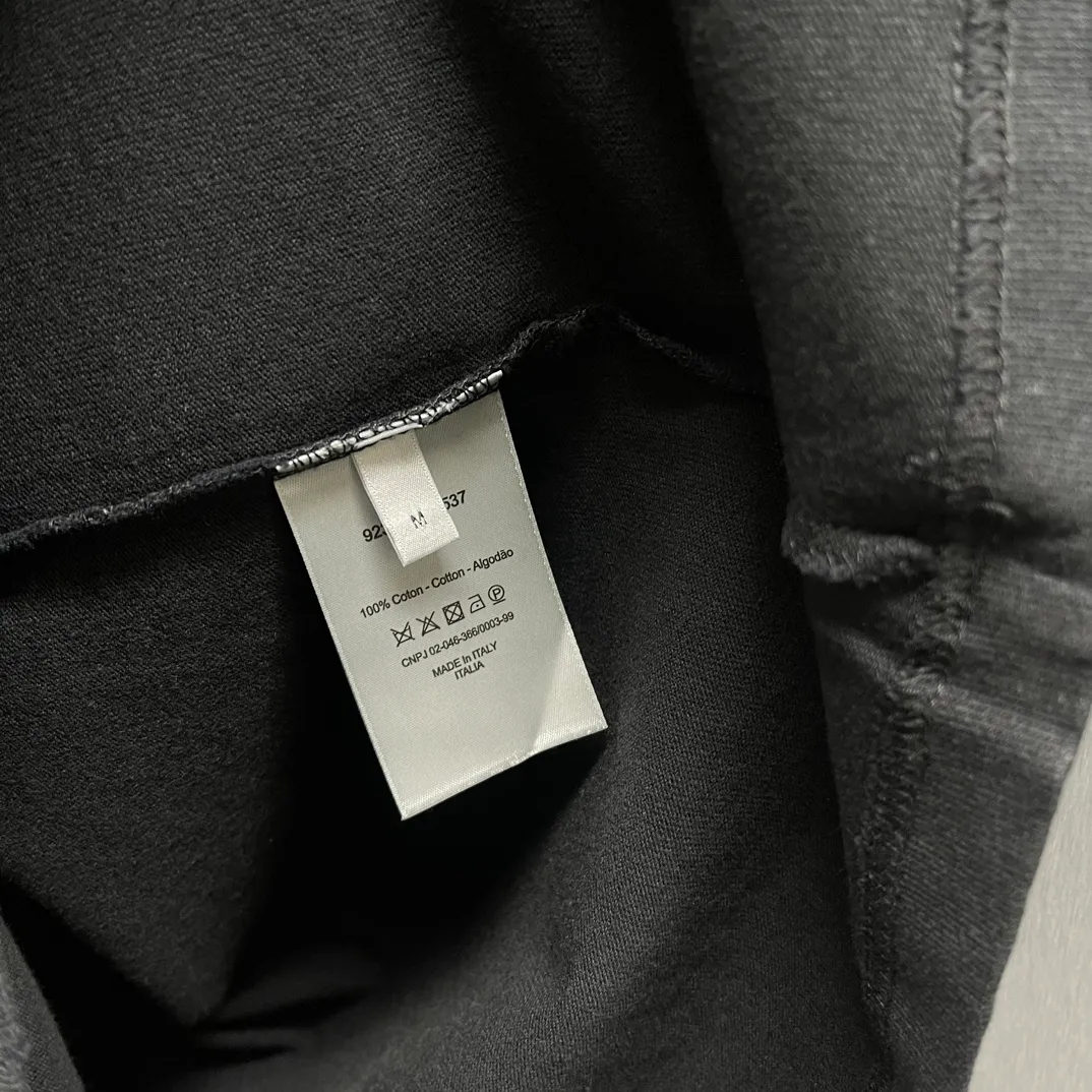 🅿️260 🧧CD True Friends Private Lettered Short Sleeves Size: S-XL This T-shirt displays the Dior For My Real Friends logo from the DIOR AND HYLTON NEL joint series. Crafted from black cotton jersey, it features a classic silhouette with a ribbed crew neck, embroidery on the chest for added style, and a burned-out effect on the collar, sleeves and hem. Cut for a relaxed fit, wear it with track pants or jeans.