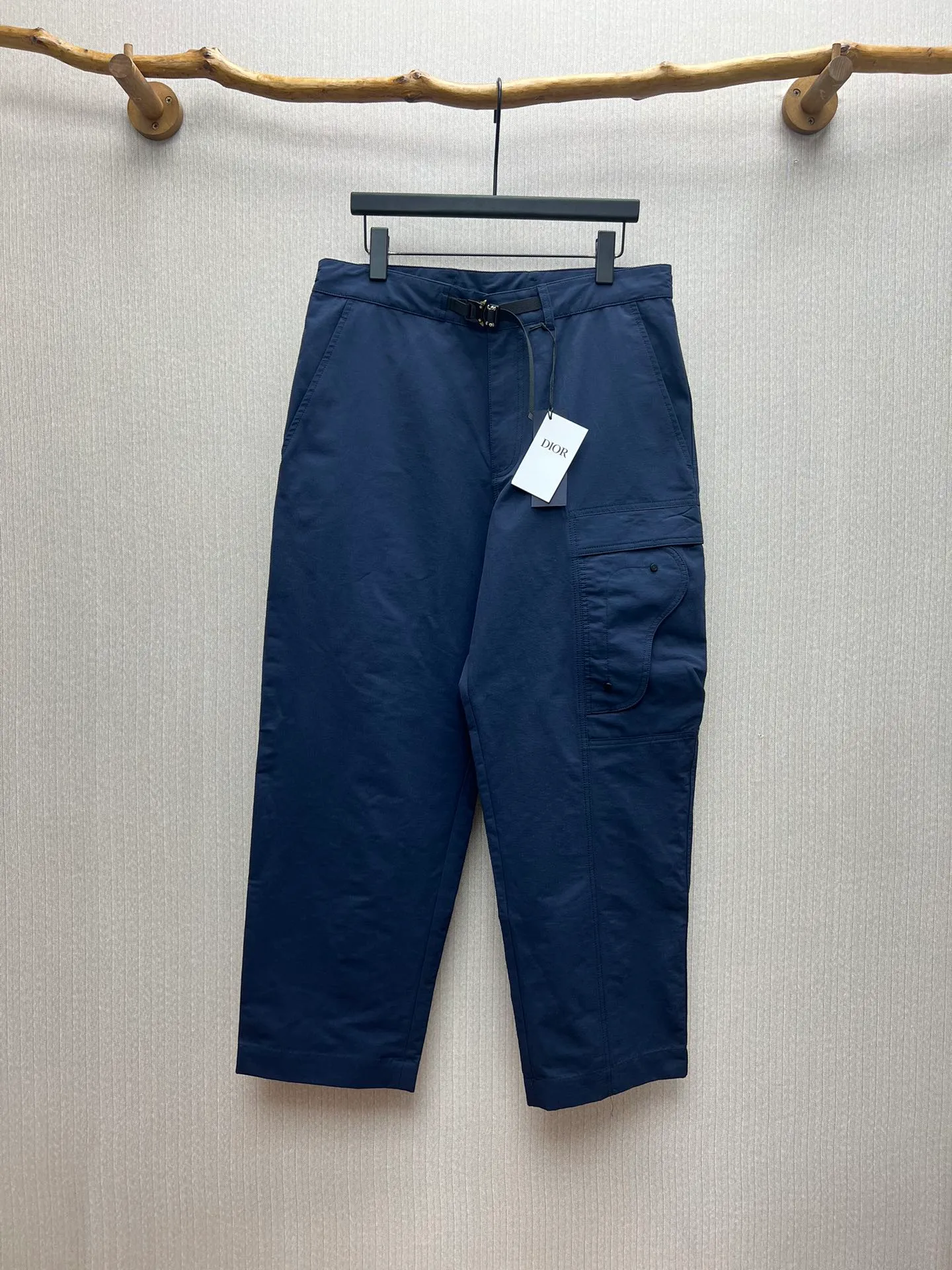 🅿️470 Dior 25ss new overalls reinterpret the classic logo of sports style and highlight Dior’s haute couture spirit. Crafted from a navy blue cotton-blend ribbed fabric, it features saddle flap pockets at the thigh and a belt embellished with a Christian Dior belt buckle. Dior rubber patches add classic style. Pair it with the collection's jackets for a casual look. Size: S.M.L.XL.