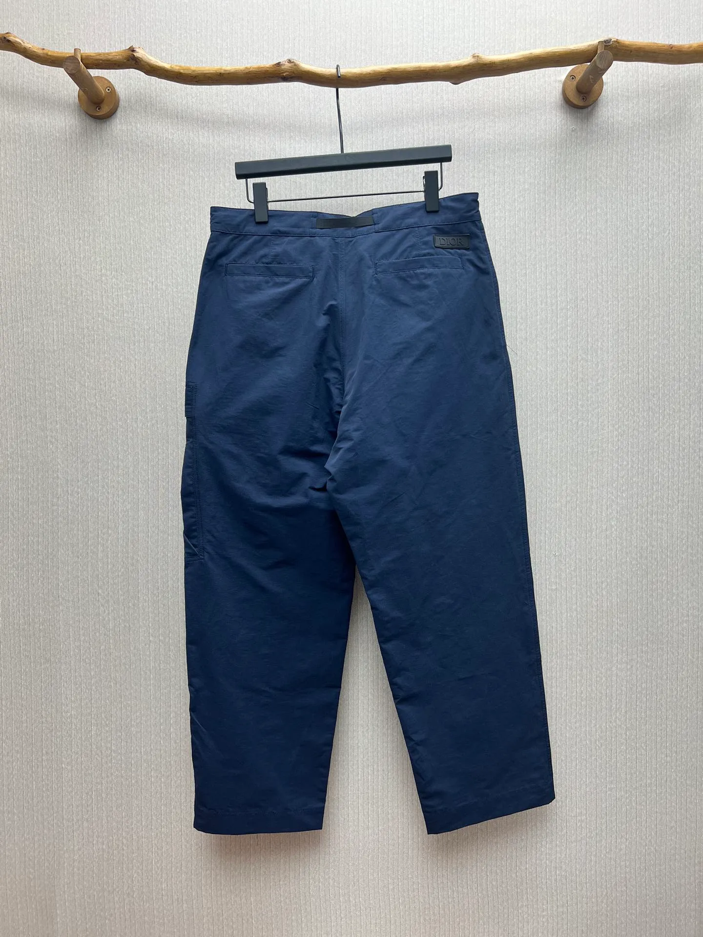 🅿️470 Dior 25ss new overalls reinterpret the classic logo of sports style and highlight Dior’s haute couture spirit. Crafted from a navy blue cotton-blend ribbed fabric, it features saddle flap pockets at the thigh and a belt embellished with a Christian Dior belt buckle. Dior rubber patches add classic style. Pair it with the collection's jackets for a casual look. Size: S.M.L.XL.