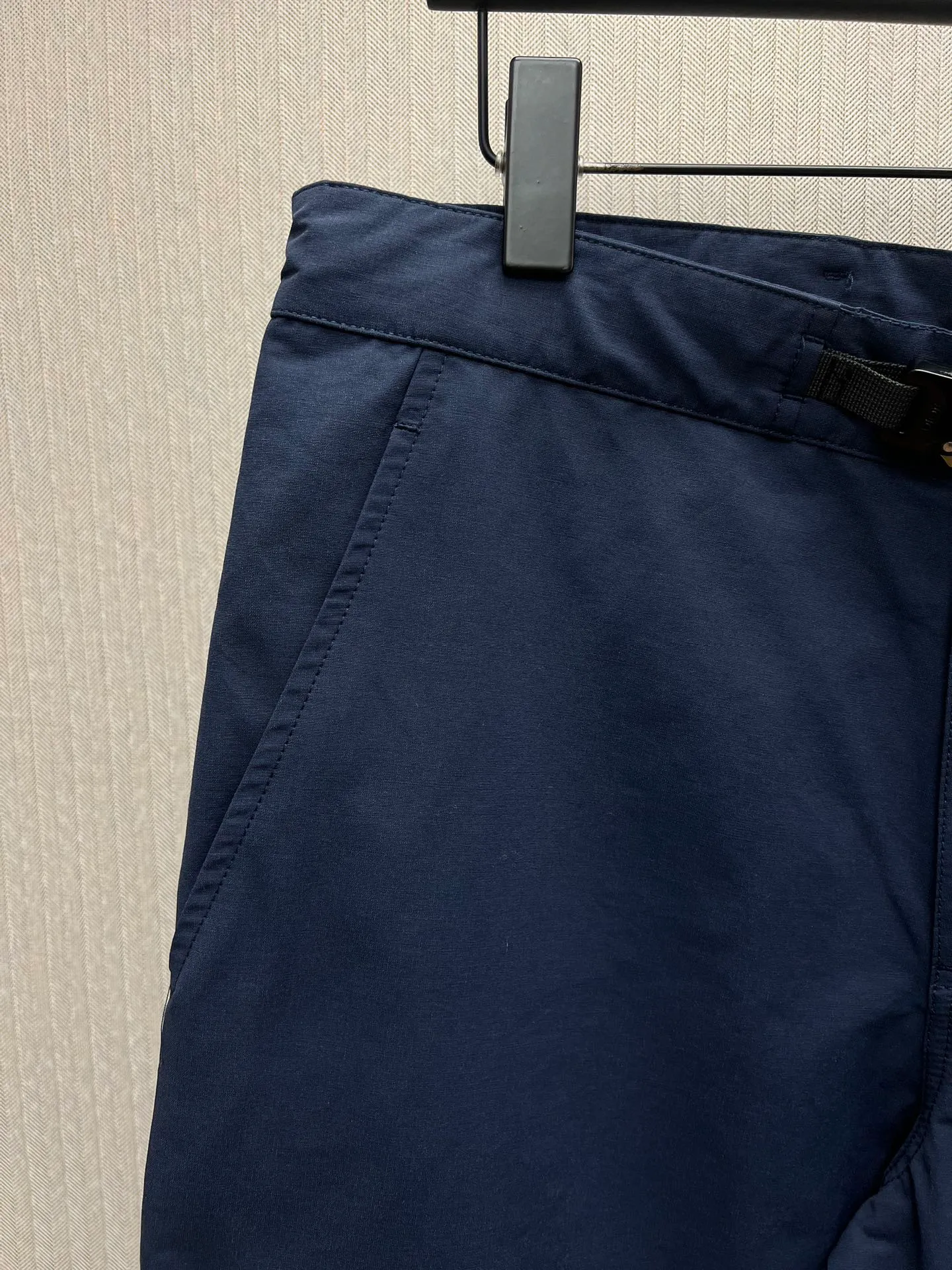 🅿️470 Dior 25ss new overalls reinterpret the classic logo of sports style and highlight Dior’s haute couture spirit. Crafted from a navy blue cotton-blend ribbed fabric, it features saddle flap pockets at the thigh and a belt embellished with a Christian Dior belt buckle. Dior rubber patches add classic style. Pair it with the collection's jackets for a casual look. Size: S.M.L.XL.
