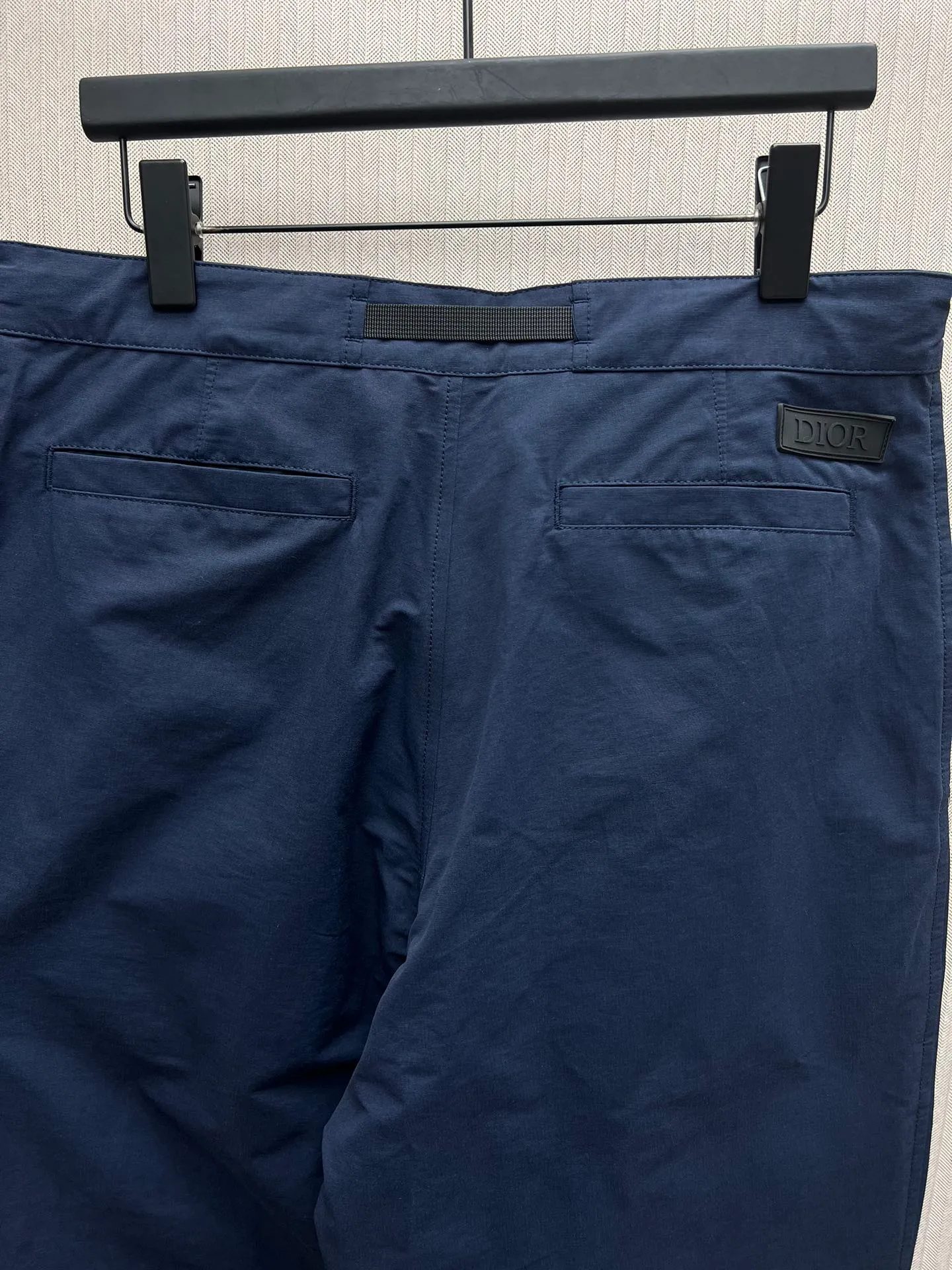🅿️470 Dior 25ss new overalls reinterpret the classic logo of sports style and highlight Dior’s haute couture spirit. Crafted from a navy blue cotton-blend ribbed fabric, it features saddle flap pockets at the thigh and a belt embellished with a Christian Dior belt buckle. Dior rubber patches add classic style. Pair it with the collection's jackets for a casual look. Size: S.M.L.XL.
