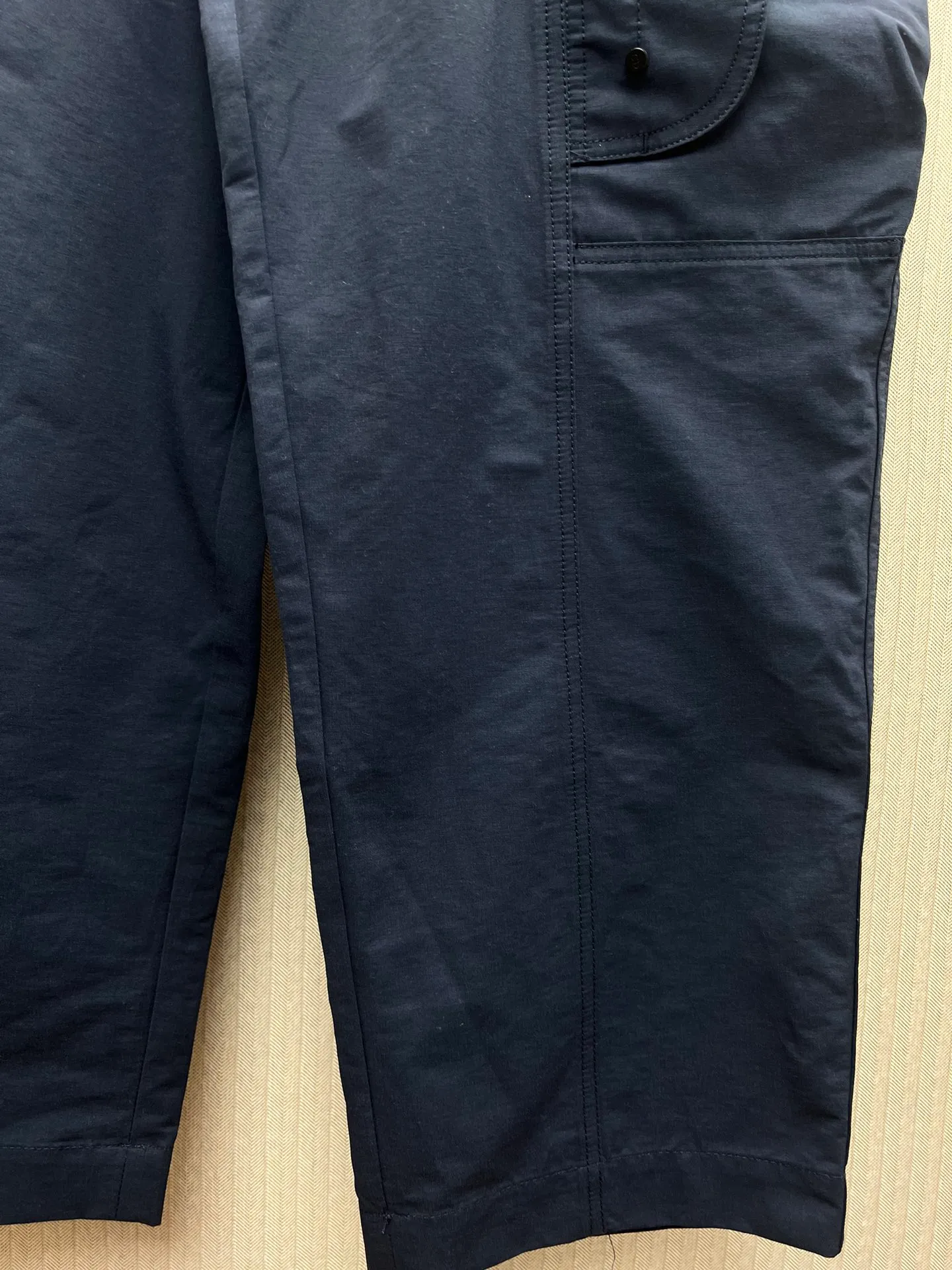 🅿️470 Dior 25ss new overalls reinterpret the classic logo of sports style and highlight Dior’s haute couture spirit. Crafted from a navy blue cotton-blend ribbed fabric, it features saddle flap pockets at the thigh and a belt embellished with a Christian Dior belt buckle. Dior rubber patches add classic style. Pair it with the collection's jackets for a casual look. Size: S.M.L.XL.