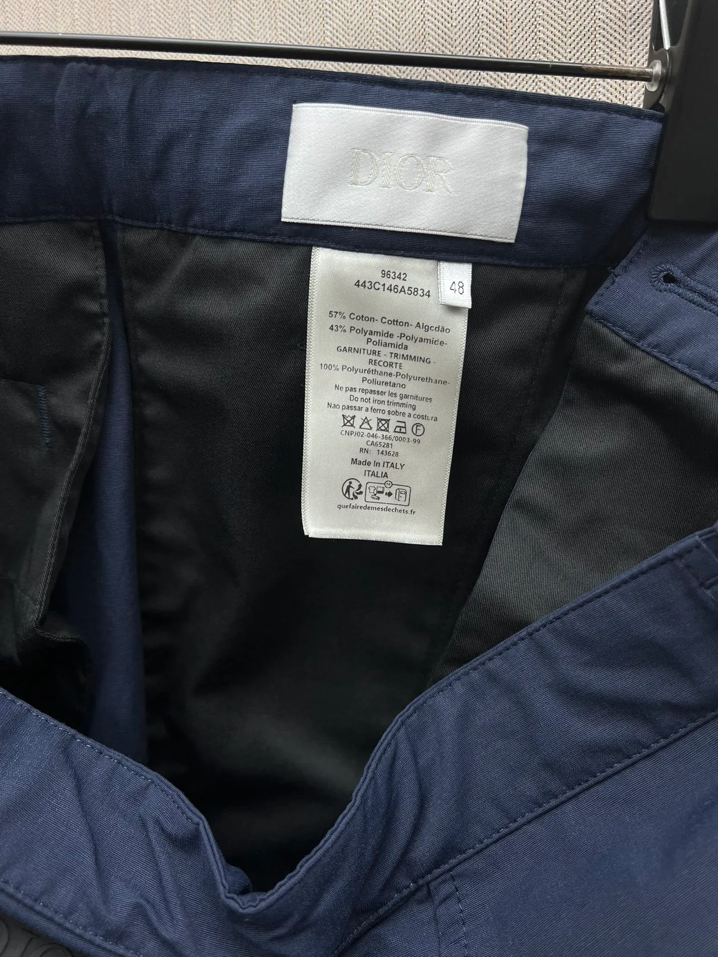 🅿️470 Dior 25ss new overalls reinterpret the classic logo of sports style and highlight Dior’s haute couture spirit. Crafted from a navy blue cotton-blend ribbed fabric, it features saddle flap pockets at the thigh and a belt embellished with a Christian Dior belt buckle. Dior rubber patches add classic style. Pair it with the collection's jackets for a casual look. Size: S.M.L.XL.