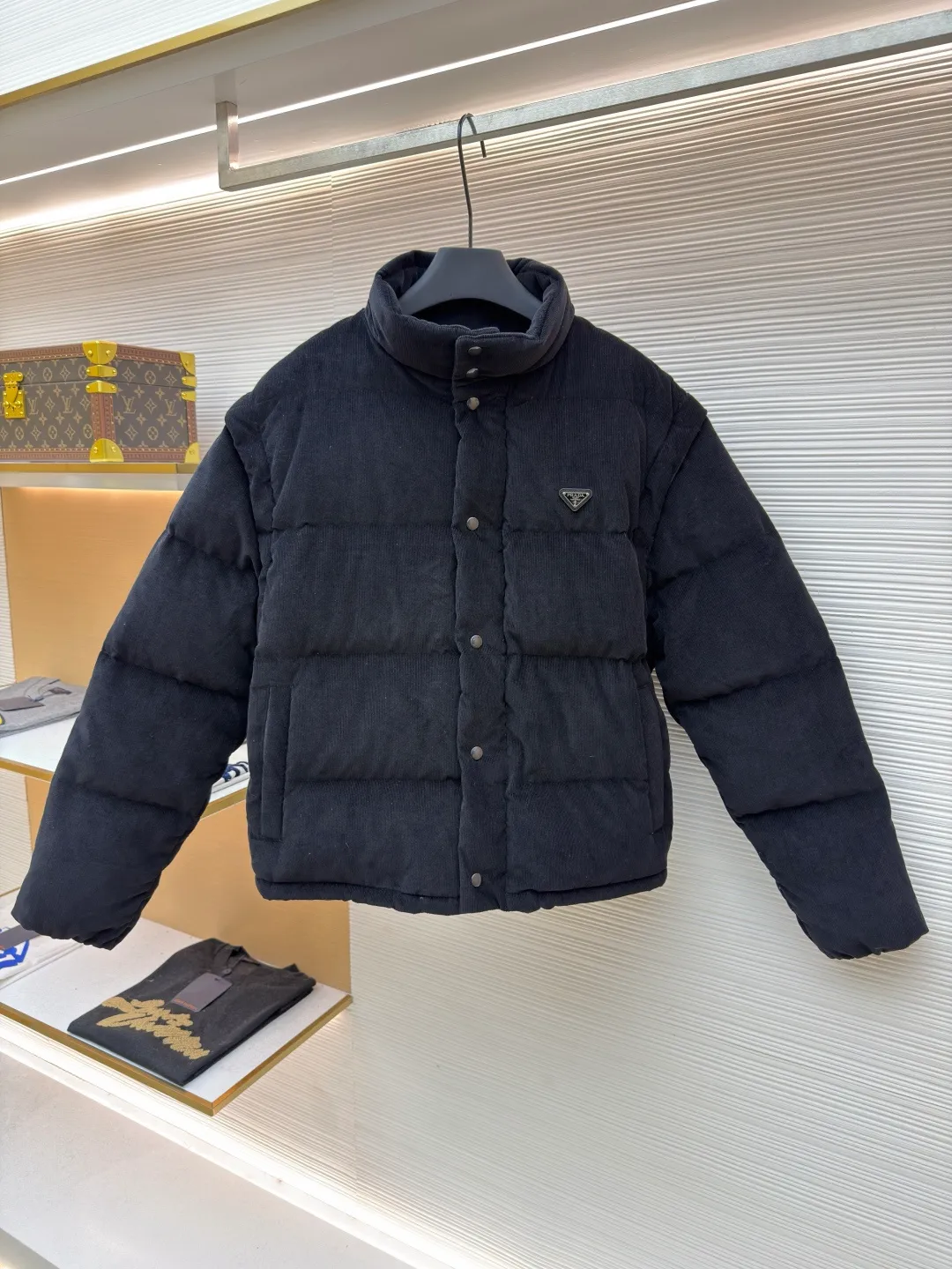 Prada Triangle Label Functional Down Jacket ●Original version: 26400 purchase and development ●Item number: 1681855-E55 ●Fabric: corduroy fabric ●Technology: mechanical down filling ●Color: black ●Version: fitted version ●Weight: about 1185 grams ●Size: S-M-L-XL ●Description: Customized velvet premium corduroy with mellow texture and delicate texture Using the new national standard 90 white duck down (welcome to test), it is full of down and warm. You are in a warm cloud, surrounded by soft warmth. The main color is calm jet black. The iconic enameled metal triangle logo is embellished on the chest. It is low-key and powerful. The stand-up collar is crisp and stylish. It accurately fits the curve of the neck. And the design of the hidden hood is like a mysterious guardian. It can also be detached to turn the sleeves into a vest. Transformed into a lightweight vest, revealing its unique charm inadvertently, switching styles freely, becoming the leader of urban fashion with its unique charm and fearless attitude, mechanical down filling. Prioritize the production of inner liner paper patterns to determine the down filling area according to the original three-dimensional effect. Determine the down weight per square meter to calculate the filling amount of each cut. The computer down filling machine uses a digital weighing unit to achieve stable measurement, and uses imported special machine infrared to position the "Prada triangle mark" for more accurate positioning. Strong and sturdy. The template machine opens the zipper bag. The lines are smooth and tidy. The lines are evenly routed by the computer template machine. The line process of the computer template machine shows extremely high neatness and smoothness. The craftsman accurately controls the size during the operation to ensure that each line meets the design requirements. The lines of the entire template are smooth and unified, neat and beautiful, and the fabrics have been washed. The hand feels and texture is better. It is not easy to deform, not easy to shrink, not easy to fade, and maintains long-term beauty. The overall wiring is straight and delicate, the fabric is comfortable and soft, and the color is consistent without color difference. It can be matched with the same style to create a fashionable look and control various occasions. Customized accessories, complete with three standards, same style for men and women!