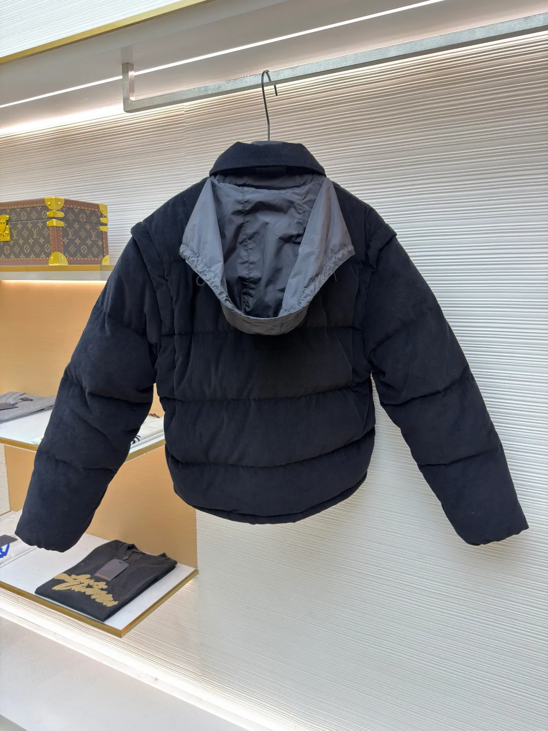 Prada Triangle Label Functional Down Jacket ●Original version: 26400 purchase and development ●Item number: 1681855-E55 ●Fabric: corduroy fabric ●Technology: mechanical down filling ●Color: black ●Version: fitted version ●Weight: about 1185 grams ●Size: S-M-L-XL ●Description: Customized velvet premium corduroy with mellow texture and delicate texture Using the new national standard 90 white duck down (welcome to test), it is full of down and warm. You are in a warm cloud, surrounded by soft warmth. The main color is calm jet black. The iconic enameled metal triangle logo is embellished on the chest. It is low-key and powerful. The stand-up collar is crisp and stylish. It accurately fits the curve of the neck. And the design of the hidden hood is like a mysterious guardian. It can also be detached to turn the sleeves into a vest. Transformed into a lightweight vest, revealing its unique charm inadvertently, switching styles freely, becoming the leader of urban fashion with its unique charm and fearless attitude, mechanical down filling. Prioritize the production of inner liner paper patterns to determine the down filling area according to the original three-dimensional effect. Determine the down weight per square meter to calculate the filling amount of each cut. The computer down filling machine uses a digital weighing unit to achieve stable measurement, and uses imported special machine infrared to position the "Prada triangle mark" for more accurate positioning. Strong and sturdy. The template machine opens the zipper bag. The lines are smooth and tidy. The lines are evenly routed by the computer template machine. The line process of the computer template machine shows extremely high neatness and smoothness. The craftsman accurately controls the size during the operation to ensure that each line meets the design requirements. The lines of the entire template are smooth and unified, neat and beautiful, and the fabrics have been washed. The hand feels and texture is better. It is not easy to deform, not easy to shrink, not easy to fade, and maintains long-term beauty. The overall wiring is straight and delicate, the fabric is comfortable and soft, and the color is consistent without color difference. It can be matched with the same style to create a fashionable look and control various occasions. Customized accessories, complete with three standards, same style for men and women!