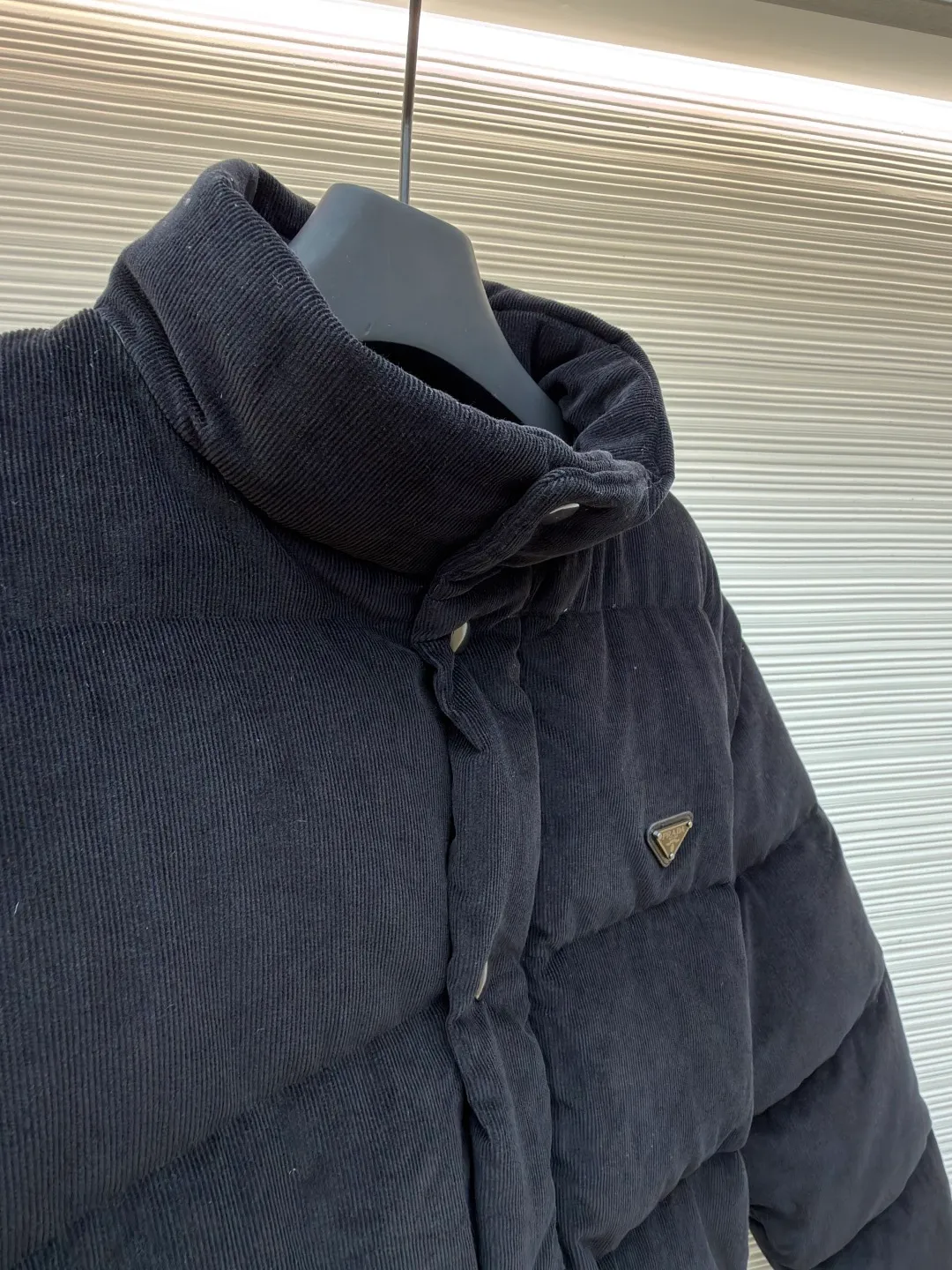 Prada Triangle Label Functional Down Jacket ●Original version: 26400 purchase and development ●Item number: 1681855-E55 ●Fabric: corduroy fabric ●Technology: mechanical down filling ●Color: black ●Version: fitted version ●Weight: about 1185 grams ●Size: S-M-L-XL ●Description: Customized velvet premium corduroy with mellow texture and delicate texture Using the new national standard 90 white duck down (welcome to test), it is full of down and warm. You are in a warm cloud, surrounded by soft warmth. The main color is calm jet black. The iconic enameled metal triangle logo is embellished on the chest. It is low-key and powerful. The stand-up collar is crisp and stylish. It accurately fits the curve of the neck. And the design of the hidden hood is like a mysterious guardian. It can also be detached to turn the sleeves into a vest. Transformed into a lightweight vest, revealing its unique charm inadvertently, switching styles freely, becoming the leader of urban fashion with its unique charm and fearless attitude, mechanical down filling. Prioritize the production of inner liner paper patterns to determine the down filling area according to the original three-dimensional effect. Determine the down weight per square meter to calculate the filling amount of each cut. The computer down filling machine uses a digital weighing unit to achieve stable measurement, and uses imported special machine infrared to position the "Prada triangle mark" for more accurate positioning. Strong and sturdy. The template machine opens the zipper bag. The lines are smooth and tidy. The lines are evenly routed by the computer template machine. The line process of the computer template machine shows extremely high neatness and smoothness. The craftsman accurately controls the size during the operation to ensure that each line meets the design requirements. The lines of the entire template are smooth and unified, neat and beautiful, and the fabrics have been washed. The hand feels and texture is better. It is not easy to deform, not easy to shrink, not easy to fade, and maintains long-term beauty. The overall wiring is straight and delicate, the fabric is comfortable and soft, and the color is consistent without color difference. It can be matched with the same style to create a fashionable look and control various occasions. Customized accessories, complete with three standards, same style for men and women!