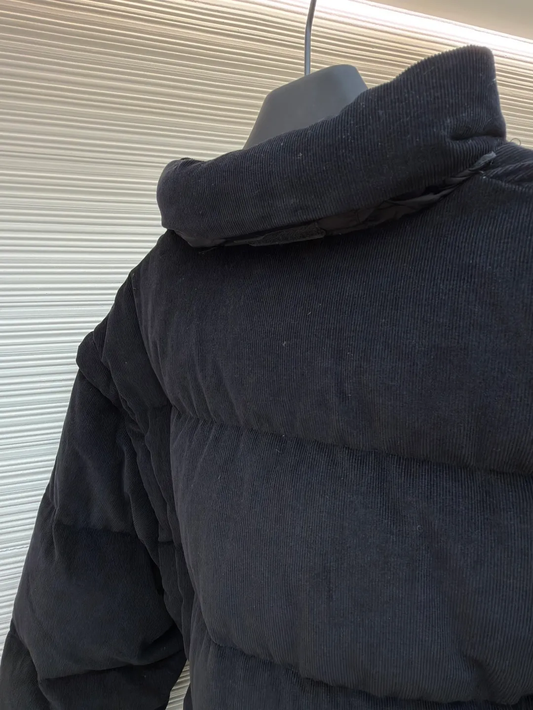 Prada Triangle Label Functional Down Jacket ●Original version: 26400 purchase and development ●Item number: 1681855-E55 ●Fabric: corduroy fabric ●Technology: mechanical down filling ●Color: black ●Version: fitted version ●Weight: about 1185 grams ●Size: S-M-L-XL ●Description: Customized velvet premium corduroy with mellow texture and delicate texture Using the new national standard 90 white duck down (welcome to test), it is full of down and warm. You are in a warm cloud, surrounded by soft warmth. The main color is calm jet black. The iconic enameled metal triangle logo is embellished on the chest. It is low-key and powerful. The stand-up collar is crisp and stylish. It accurately fits the curve of the neck. And the design of the hidden hood is like a mysterious guardian. It can also be detached to turn the sleeves into a vest. Transformed into a lightweight vest, revealing its unique charm inadvertently, switching styles freely, becoming the leader of urban fashion with its unique charm and fearless attitude, mechanical down filling. Prioritize the production of inner liner paper patterns to determine the down filling area according to the original three-dimensional effect. Determine the down weight per square meter to calculate the filling amount of each cut. The computer down filling machine uses a digital weighing unit to achieve stable measurement, and uses imported special machine infrared to position the "Prada triangle mark" for more accurate positioning. Strong and sturdy. The template machine opens the zipper bag. The lines are smooth and tidy. The lines are evenly routed by the computer template machine. The line process of the computer template machine shows extremely high neatness and smoothness. The craftsman accurately controls the size during the operation to ensure that each line meets the design requirements. The lines of the entire template are smooth and unified, neat and beautiful, and the fabrics have been washed. The hand feels and texture is better. It is not easy to deform, not easy to shrink, not easy to fade, and maintains long-term beauty. The overall wiring is straight and delicate, the fabric is comfortable and soft, and the color is consistent without color difference. It can be matched with the same style to create a fashionable look and control various occasions. Customized accessories, complete with three standards, same style for men and women!