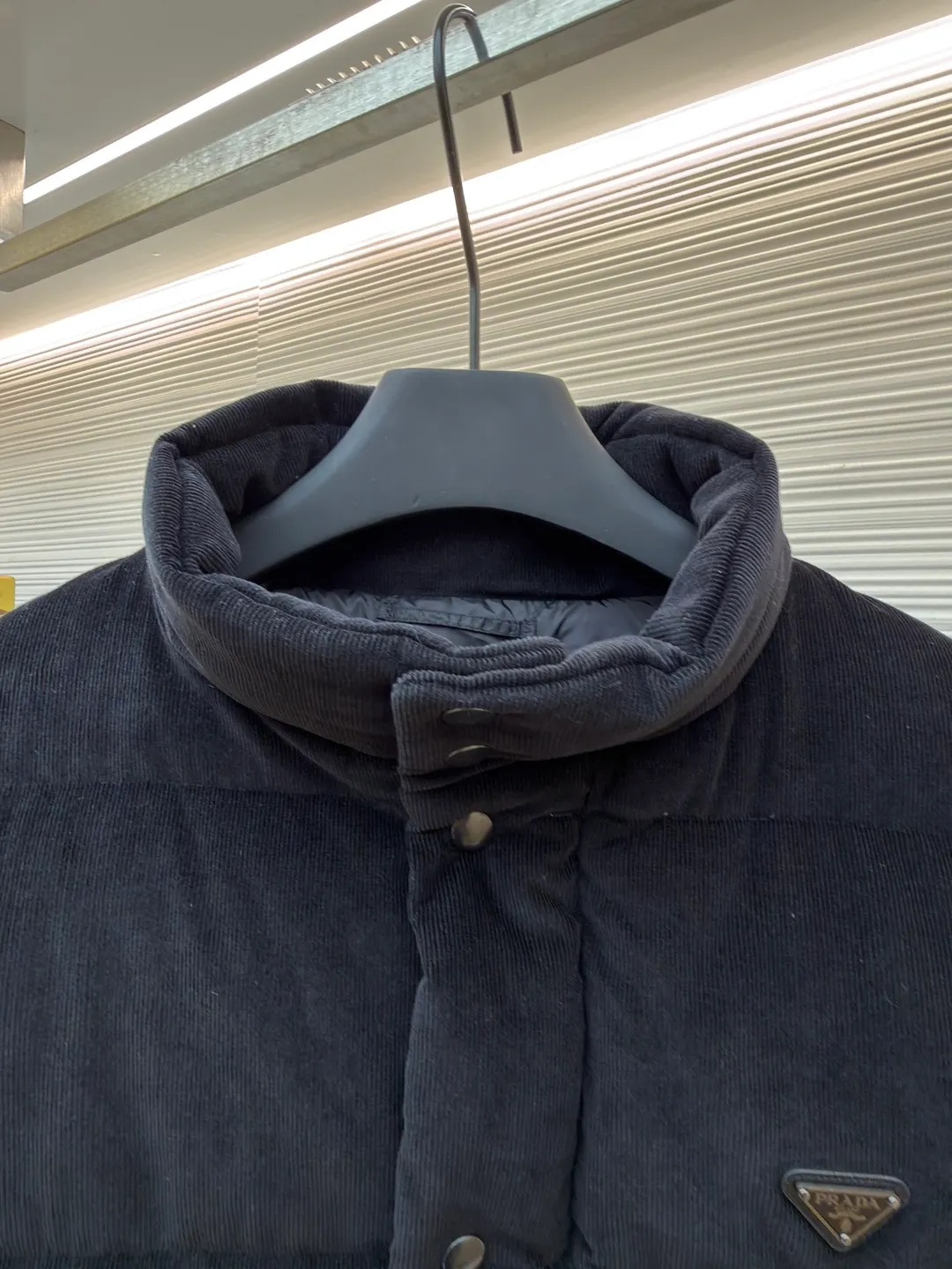 Prada Triangle Label Functional Down Jacket ●Original version: 26400 purchase and development ●Item number: 1681855-E55 ●Fabric: corduroy fabric ●Technology: mechanical down filling ●Color: black ●Version: fitted version ●Weight: about 1185 grams ●Size: S-M-L-XL ●Description: Customized velvet premium corduroy with mellow texture and delicate texture Using the new national standard 90 white duck down (welcome to test), it is full of down and warm. You are in a warm cloud, surrounded by soft warmth. The main color is calm jet black. The iconic enameled metal triangle logo is embellished on the chest. It is low-key and powerful. The stand-up collar is crisp and stylish. It accurately fits the curve of the neck. And the design of the hidden hood is like a mysterious guardian. It can also be detached to turn the sleeves into a vest. Transformed into a lightweight vest, revealing its unique charm inadvertently, switching styles freely, becoming the leader of urban fashion with its unique charm and fearless attitude, mechanical down filling. Prioritize the production of inner liner paper patterns to determine the down filling area according to the original three-dimensional effect. Determine the down weight per square meter to calculate the filling amount of each cut. The computer down filling machine uses a digital weighing unit to achieve stable measurement, and uses imported special machine infrared to position the "Prada triangle mark" for more accurate positioning. Strong and sturdy. The template machine opens the zipper bag. The lines are smooth and tidy. The lines are evenly routed by the computer template machine. The line process of the computer template machine shows extremely high neatness and smoothness. The craftsman accurately controls the size during the operation to ensure that each line meets the design requirements. The lines of the entire template are smooth and unified, neat and beautiful, and the fabrics have been washed. The hand feels and texture is better. It is not easy to deform, not easy to shrink, not easy to fade, and maintains long-term beauty. The overall wiring is straight and delicate, the fabric is comfortable and soft, and the color is consistent without color difference. It can be matched with the same style to create a fashionable look and control various occasions. Customized accessories, complete with three standards, same style for men and women!