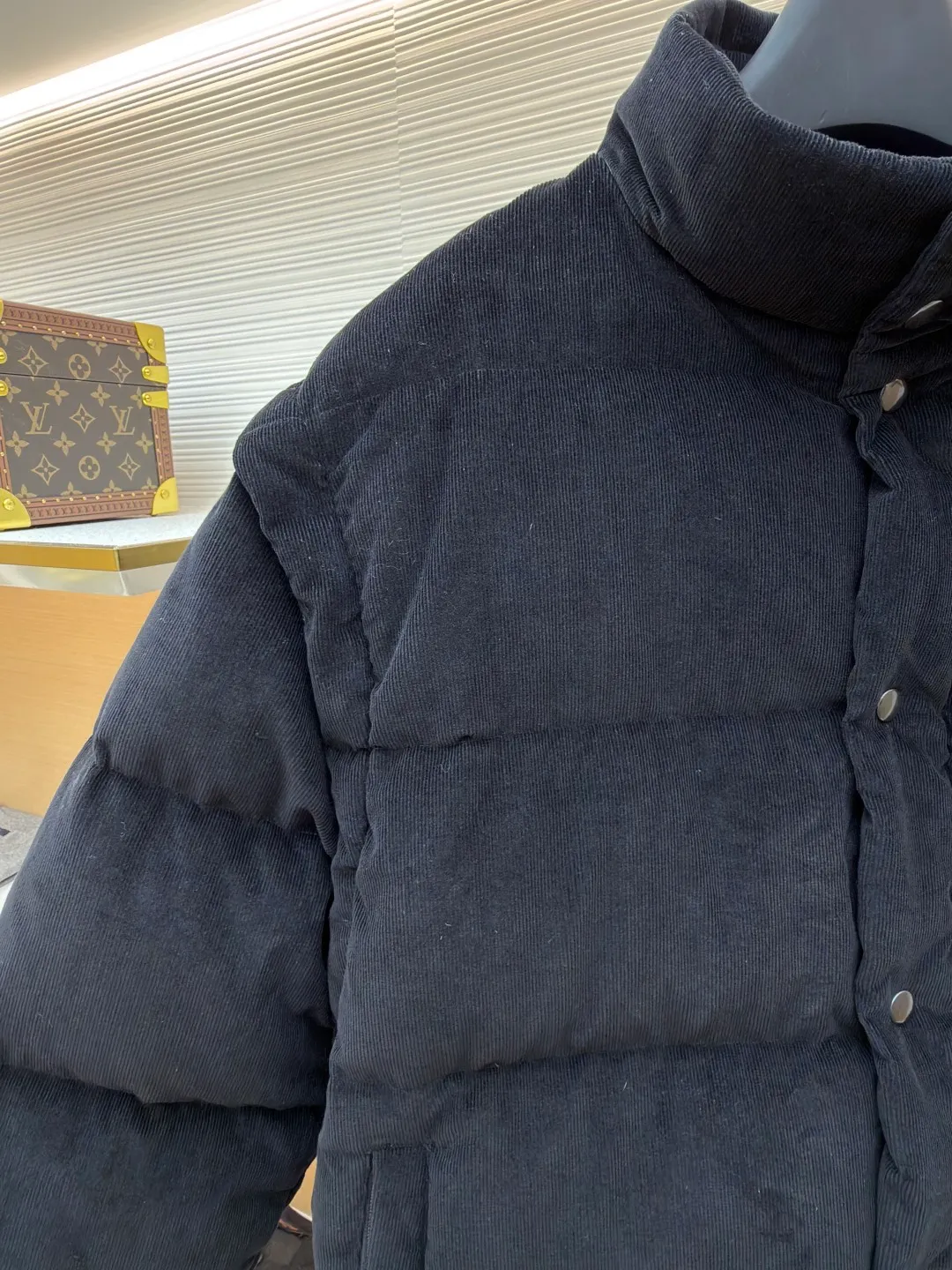 Prada Triangle Label Functional Down Jacket ●Original version: 26400 purchase and development ●Item number: 1681855-E55 ●Fabric: corduroy fabric ●Technology: mechanical down filling ●Color: black ●Version: fitted version ●Weight: about 1185 grams ●Size: S-M-L-XL ●Description: Customized velvet premium corduroy with mellow texture and delicate texture Using the new national standard 90 white duck down (welcome to test), it is full of down and warm. You are in a warm cloud, surrounded by soft warmth. The main color is calm jet black. The iconic enameled metal triangle logo is embellished on the chest. It is low-key and powerful. The stand-up collar is crisp and stylish. It accurately fits the curve of the neck. And the design of the hidden hood is like a mysterious guardian. It can also be detached to turn the sleeves into a vest. Transformed into a lightweight vest, revealing its unique charm inadvertently, switching styles freely, becoming the leader of urban fashion with its unique charm and fearless attitude, mechanical down filling. Prioritize the production of inner liner paper patterns to determine the down filling area according to the original three-dimensional effect. Determine the down weight per square meter to calculate the filling amount of each cut. The computer down filling machine uses a digital weighing unit to achieve stable measurement, and uses imported special machine infrared to position the "Prada triangle mark" for more accurate positioning. Strong and sturdy. The template machine opens the zipper bag. The lines are smooth and tidy. The lines are evenly routed by the computer template machine. The line process of the computer template machine shows extremely high neatness and smoothness. The craftsman accurately controls the size during the operation to ensure that each line meets the design requirements. The lines of the entire template are smooth and unified, neat and beautiful, and the fabrics have been washed. The hand feels and texture is better. It is not easy to deform, not easy to shrink, not easy to fade, and maintains long-term beauty. The overall wiring is straight and delicate, the fabric is comfortable and soft, and the color is consistent without color difference. It can be matched with the same style to create a fashionable look and control various occasions. Customized accessories, complete with three standards, same style for men and women!