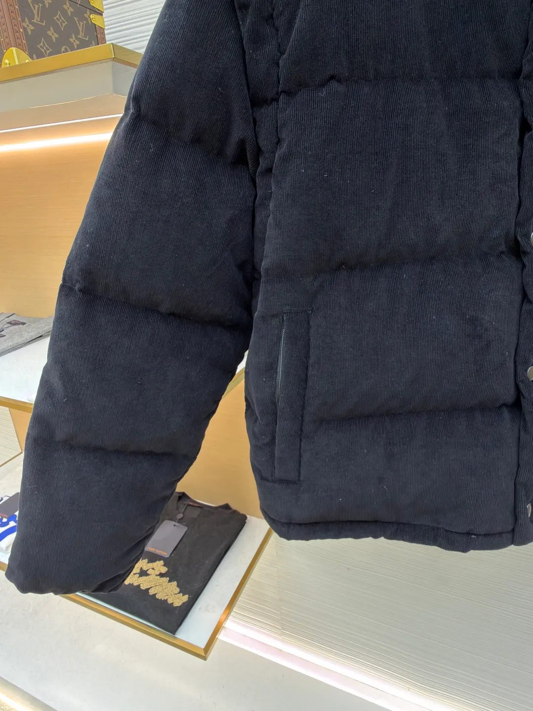 Prada Triangle Label Functional Down Jacket ●Original version: 26400 purchase and development ●Item number: 1681855-E55 ●Fabric: corduroy fabric ●Technology: mechanical down filling ●Color: black ●Version: fitted version ●Weight: about 1185 grams ●Size: S-M-L-XL ●Description: Customized velvet premium corduroy with mellow texture and delicate texture Using the new national standard 90 white duck down (welcome to test), it is full of down and warm. You are in a warm cloud, surrounded by soft warmth. The main color is calm jet black. The iconic enameled metal triangle logo is embellished on the chest. It is low-key and powerful. The stand-up collar is crisp and stylish. It accurately fits the curve of the neck. And the design of the hidden hood is like a mysterious guardian. It can also be detached to turn the sleeves into a vest. Transformed into a lightweight vest, revealing its unique charm inadvertently, switching styles freely, becoming the leader of urban fashion with its unique charm and fearless attitude, mechanical down filling. Prioritize the production of inner liner paper patterns to determine the down filling area according to the original three-dimensional effect. Determine the down weight per square meter to calculate the filling amount of each cut. The computer down filling machine uses a digital weighing unit to achieve stable measurement, and uses imported special machine infrared to position the "Prada triangle mark" for more accurate positioning. Strong and sturdy. The template machine opens the zipper bag. The lines are smooth and tidy. The lines are evenly routed by the computer template machine. The line process of the computer template machine shows extremely high neatness and smoothness. The craftsman accurately controls the size during the operation to ensure that each line meets the design requirements. The lines of the entire template are smooth and unified, neat and beautiful, and the fabrics have been washed. The hand feels and texture is better. It is not easy to deform, not easy to shrink, not easy to fade, and maintains long-term beauty. The overall wiring is straight and delicate, the fabric is comfortable and soft, and the color is consistent without color difference. It can be matched with the same style to create a fashionable look and control various occasions. Customized accessories, complete with three standards, same style for men and women!