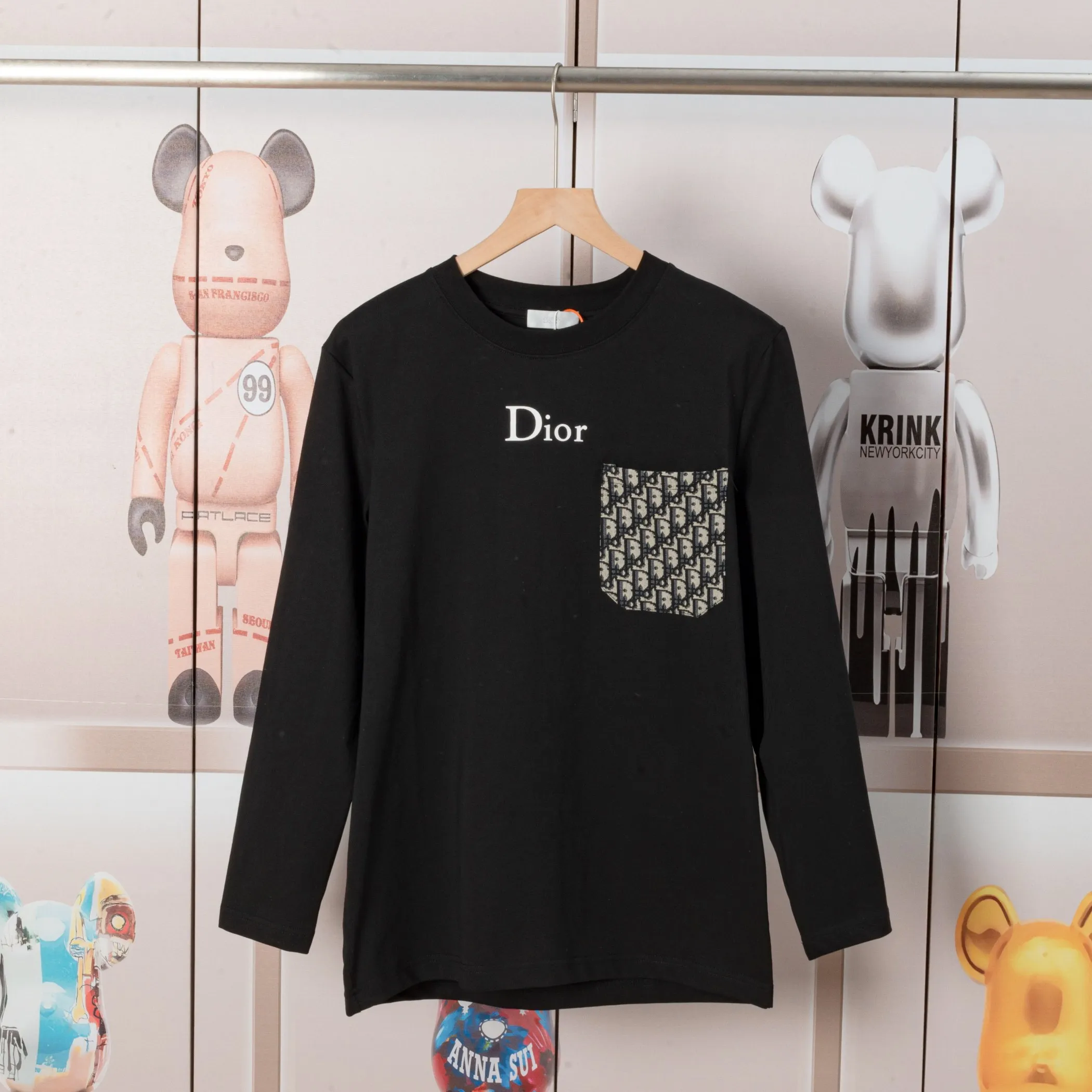 🅿️230 Dior DIOR new autumn and winter fabric pocket printed long sleeves, high quality 🔥nylon pure cotton washable hand feel, logo printing on the front, fabric pocket decoration, specially customized ribbing. The fabric is comfortable and soft, restoring the trend brought by special craftsmanship, custom dyed, complete with three standards. Non-market ordinary version. Compare at will. Quality is absolutely guaranteed. Same style for men and women. Color: Black White Size: S M L XL [Style No. A3308]