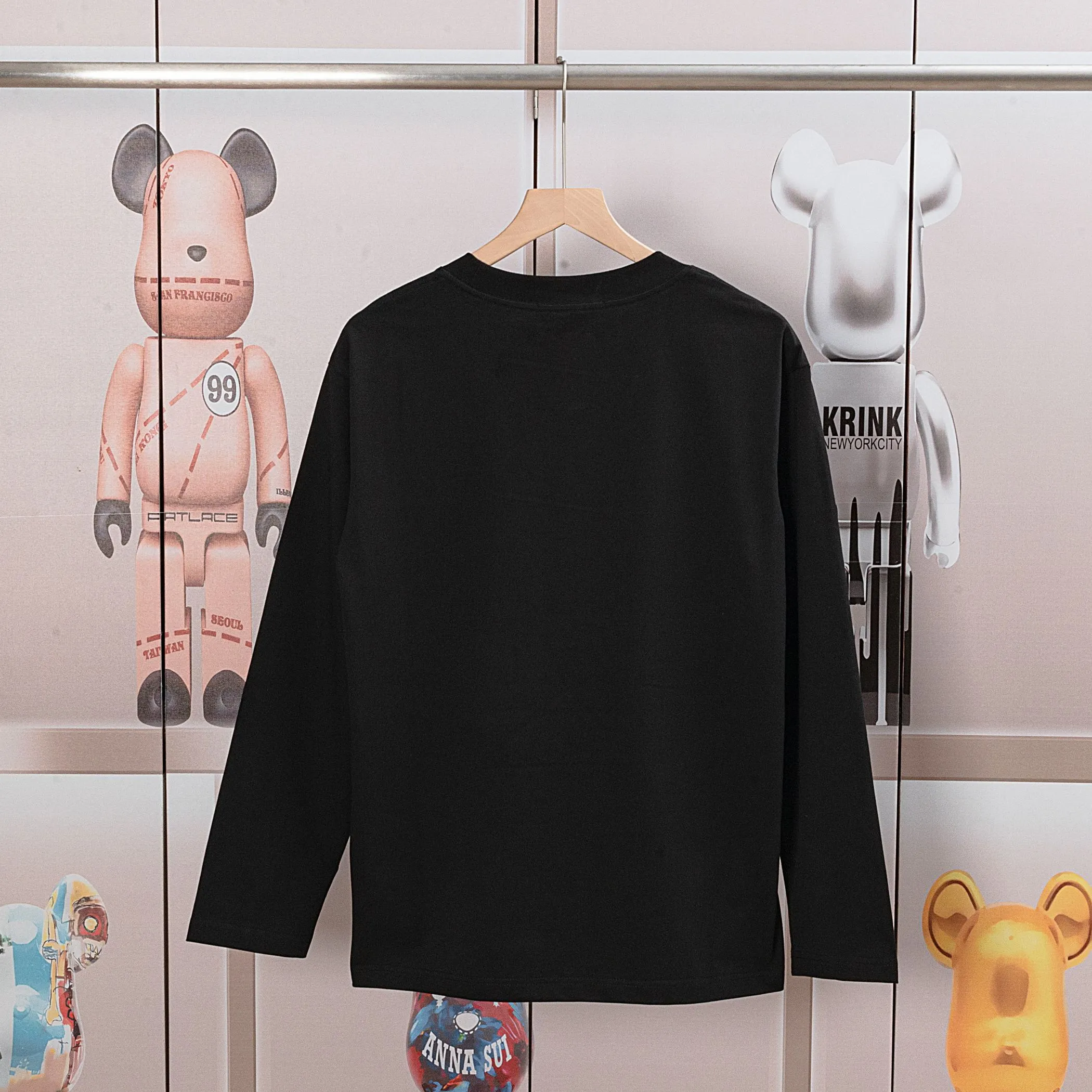 🅿️230 Dior DIOR new autumn and winter fabric pocket printed long sleeves, high quality 🔥nylon pure cotton washable hand feel, logo printing on the front, fabric pocket decoration, specially customized ribbing. The fabric is comfortable and soft, restoring the trend brought by special craftsmanship, custom dyed, complete with three standards. Non-market ordinary version. Compare at will. Quality is absolutely guaranteed. Same style for men and women. Color: Black White Size: S M L XL [Style No. A3308]