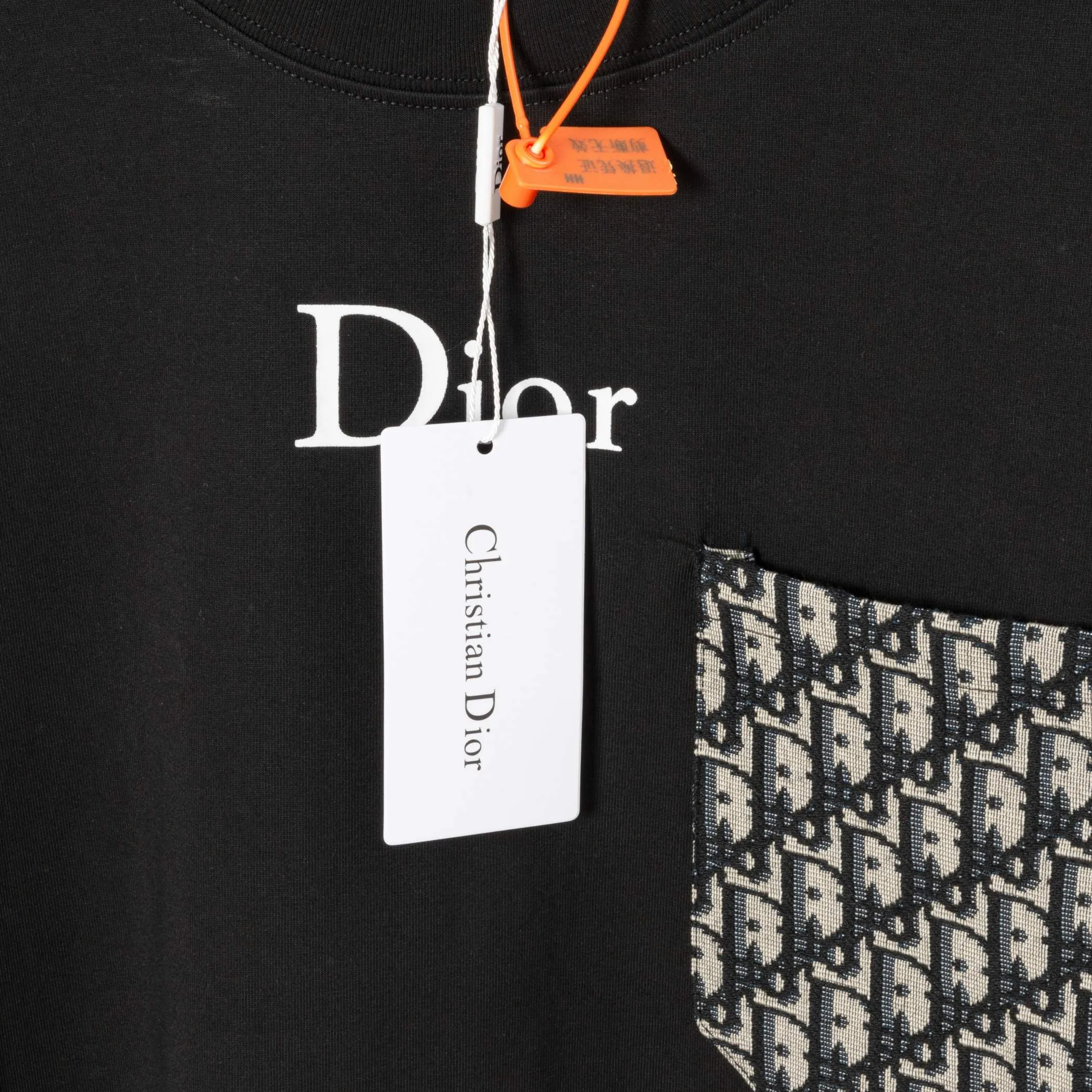 🅿️230 Dior DIOR new autumn and winter fabric pocket printed long sleeves, high quality 🔥nylon pure cotton washable hand feel, logo printing on the front, fabric pocket decoration, specially customized ribbing. The fabric is comfortable and soft, restoring the trend brought by special craftsmanship, custom dyed, complete with three standards. Non-market ordinary version. Compare at will. Quality is absolutely guaranteed. Same style for men and women. Color: Black White Size: S M L XL [Style No. A3308]