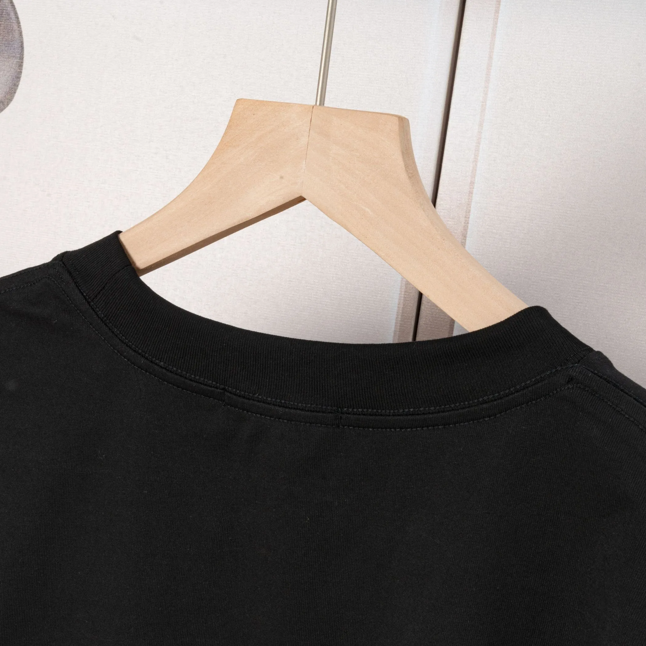 🅿️230 Dior DIOR new autumn and winter fabric pocket printed long sleeves, high quality 🔥nylon pure cotton washable hand feel, logo printing on the front, fabric pocket decoration, specially customized ribbing. The fabric is comfortable and soft, restoring the trend brought by special craftsmanship, custom dyed, complete with three standards. Non-market ordinary version. Compare at will. Quality is absolutely guaranteed. Same style for men and women. Color: Black White Size: S M L XL [Style No. A3308]