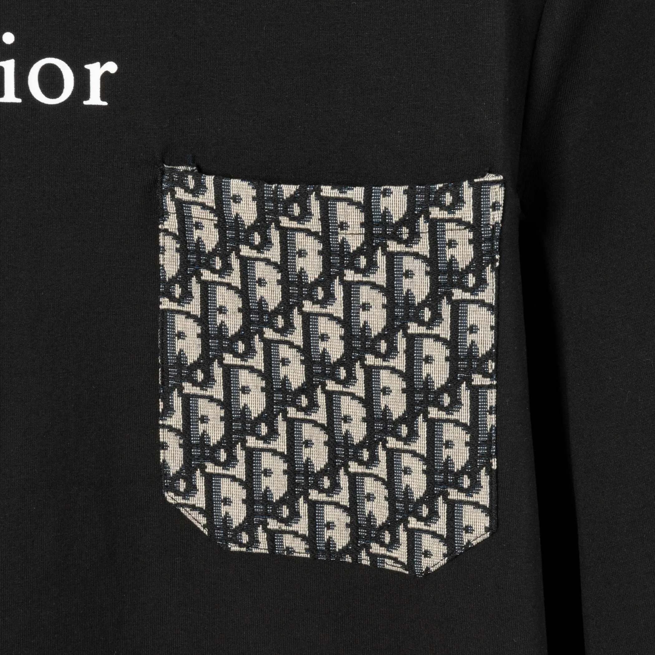 🅿️230 Dior DIOR new autumn and winter fabric pocket printed long sleeves, high quality 🔥nylon pure cotton washable hand feel, logo printing on the front, fabric pocket decoration, specially customized ribbing. The fabric is comfortable and soft, restoring the trend brought by special craftsmanship, custom dyed, complete with three standards. Non-market ordinary version. Compare at will. Quality is absolutely guaranteed. Same style for men and women. Color: Black White Size: S M L XL [Style No. A3308]