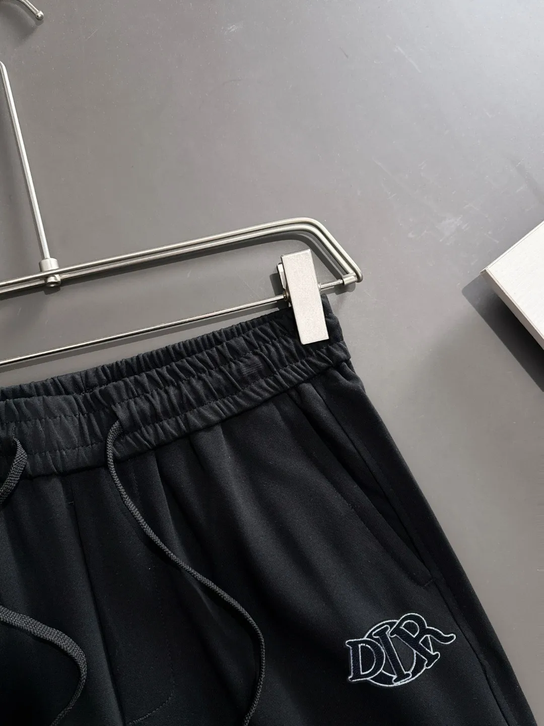 🅿️400 next day shipping Dior 2025 spring and summer new elastic band casual pants, thin counter custom fabrics, high breathability and comfort, impeccable details, brand element design concept, reflecting high quality. It feels delicate and soft! It presents a casual cut and the upper body shape is great! Size: M-4XL