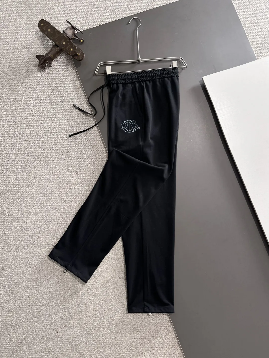 🅿️400 next day shipping Dior 2025 spring and summer new elastic band casual pants, thin counter custom fabrics, high breathability and comfort, impeccable details, brand element design concept, reflecting high quality. It feels delicate and soft! It presents a casual cut and the upper body shape is great! Size: M-4XL
