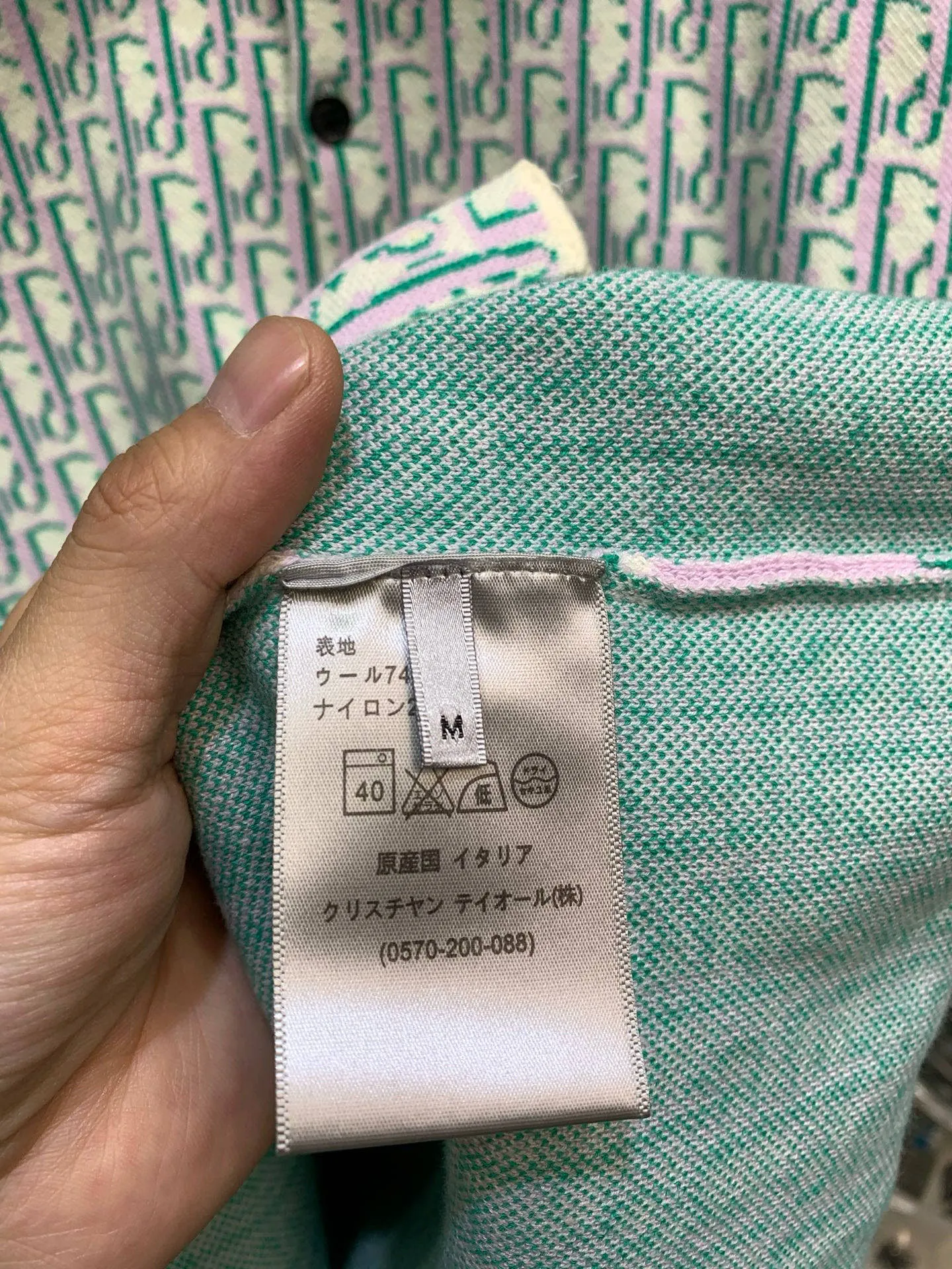 🅿️470 🀄️ DiOR Dior 100% cotton Dior Dior new high-quality fabric new classic old-fashioned Dior high-density knitted sweater jacquard shirt fabric base fabric is sweater weaving method, surface fabric sweater jacquard weaving method High elasticity and high-density fabric thickness Super practical One side of the presbyopic jacquard design is the model of a timeless series. The entire fabric of this sweater has a very soft and waxy texture. Made of double-sided wool The body of the garment is very stiff. The upper body can hold up the shape very well without being too soft. 14-needle Stoll, 4-series ultra-high-density weaving. You can match it casually to look beautiful on the street. The most worth buying item. Recommended Xiaohongshu popular style. Same style for men and women for date wear.