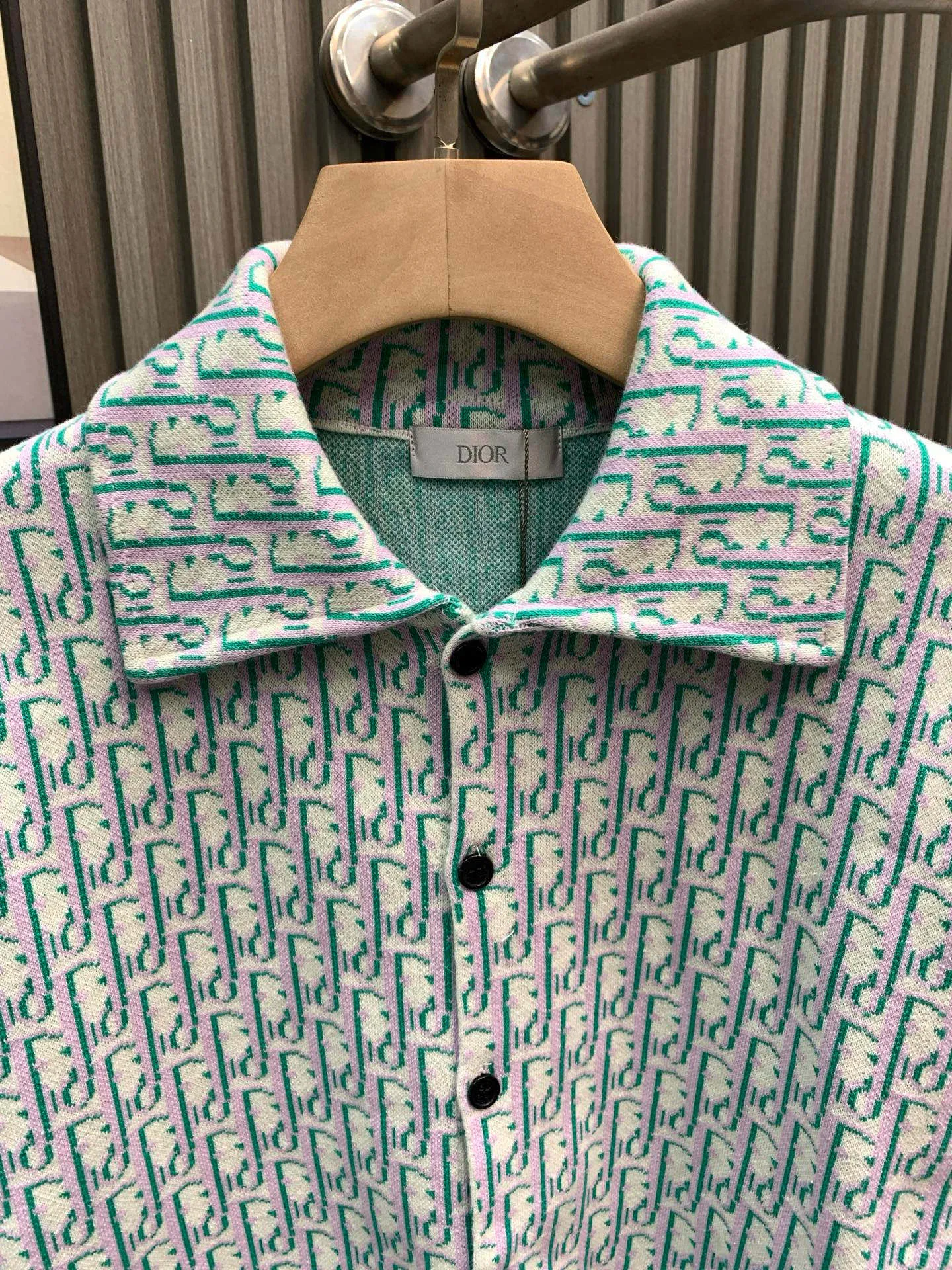 🅿️470 🀄️ DiOR Dior 100% cotton Dior Dior new high-quality fabric new classic old-fashioned Dior high-density knitted sweater jacquard shirt fabric base fabric is sweater weaving method, surface fabric sweater jacquard weaving method High elasticity and high-density fabric thickness Super practical One side of the presbyopic jacquard design is the model of a timeless series. The entire fabric of this sweater has a very soft and waxy texture. Made of double-sided wool The body of the garment is very stiff. The upper body can hold up the shape very well without being too soft. 14-needle Stoll, 4-series ultra-high-density weaving. You can match it casually to look beautiful on the street. The most worth buying item. Recommended Xiaohongshu popular style. Same style for men and women for date wear.