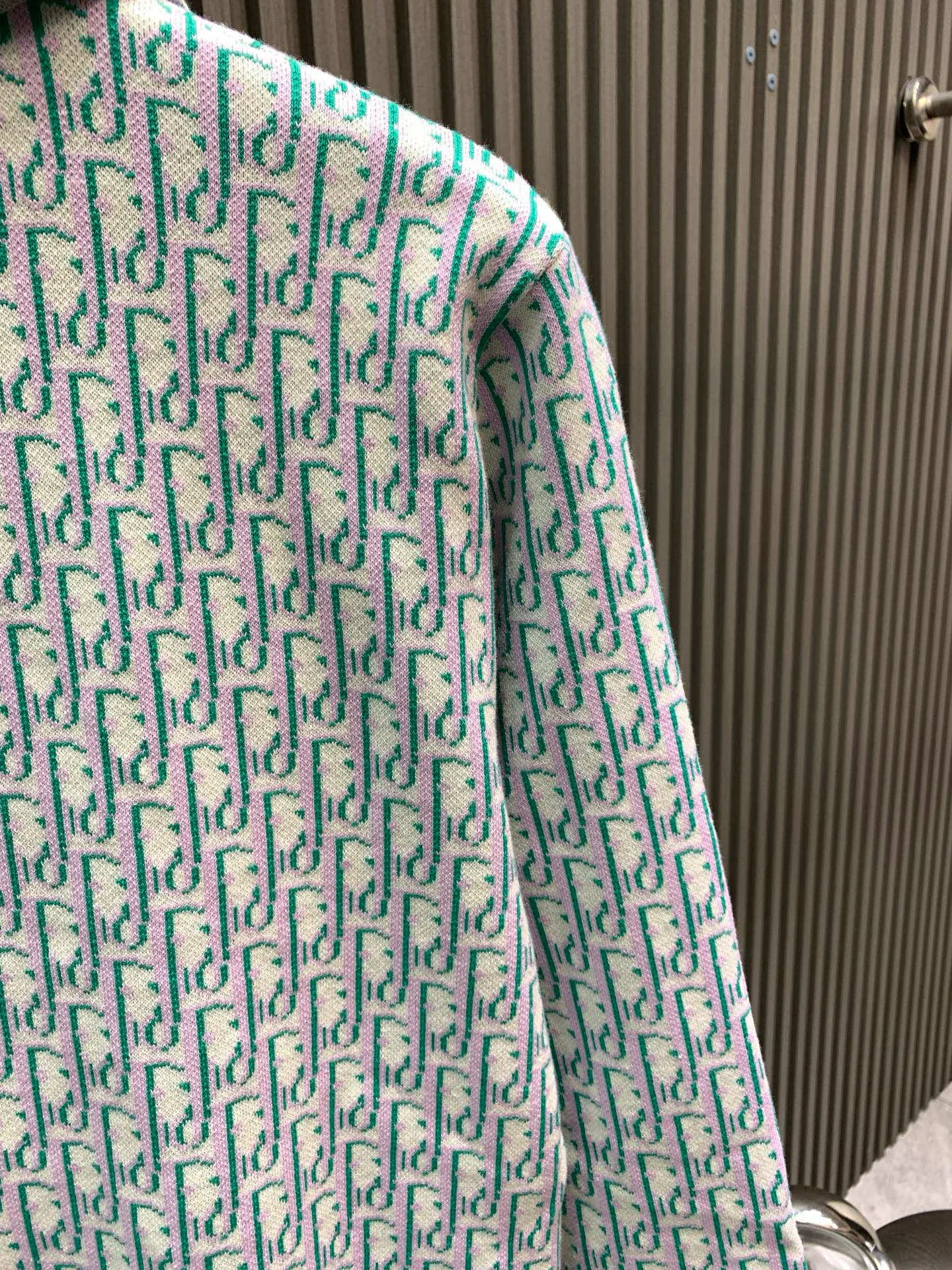 🅿️470 🀄️ DiOR Dior 100% cotton Dior Dior new high-quality fabric new classic old-fashioned Dior high-density knitted sweater jacquard shirt fabric base fabric is sweater weaving method, surface fabric sweater jacquard weaving method High elasticity and high-density fabric thickness Super practical One side of the presbyopic jacquard design is the model of a timeless series. The entire fabric of this sweater has a very soft and waxy texture. Made of double-sided wool The body of the garment is very stiff. The upper body can hold up the shape very well without being too soft. 14-needle Stoll, 4-series ultra-high-density weaving. You can match it casually to look beautiful on the street. The most worth buying item. Recommended Xiaohongshu popular style. Same style for men and women for date wear.