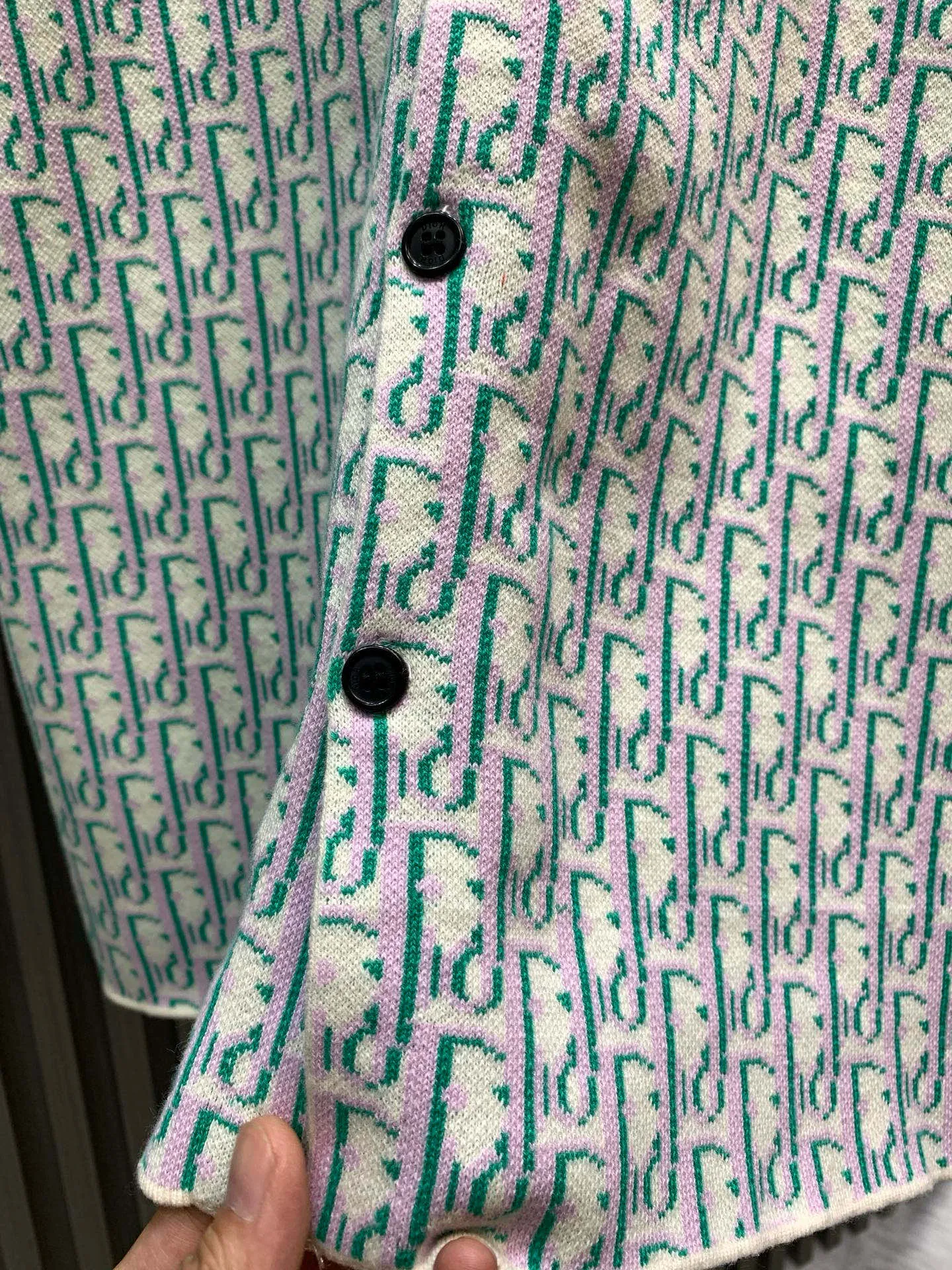 🅿️470 🀄️ DiOR Dior 100% cotton Dior Dior new high-quality fabric new classic old-fashioned Dior high-density knitted sweater jacquard shirt fabric base fabric is sweater weaving method, surface fabric sweater jacquard weaving method High elasticity and high-density fabric thickness Super practical One side of the presbyopic jacquard design is the model of a timeless series. The entire fabric of this sweater has a very soft and waxy texture. Made of double-sided wool The body of the garment is very stiff. The upper body can hold up the shape very well without being too soft. 14-needle Stoll, 4-series ultra-high-density weaving. You can match it casually to look beautiful on the street. The most worth buying item. Recommended Xiaohongshu popular style. Same style for men and women for date wear.