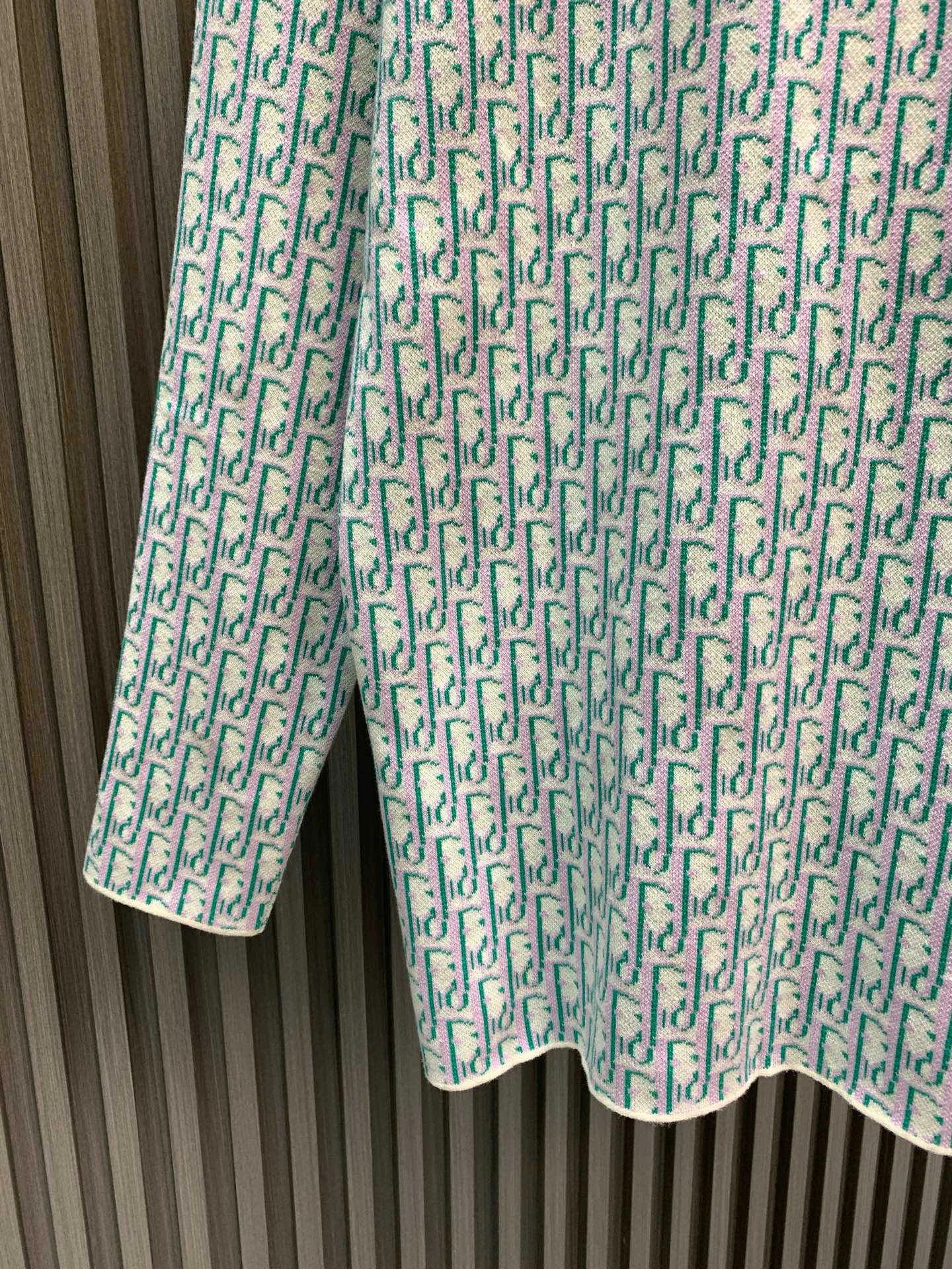 🅿️470 🀄️ DiOR Dior 100% cotton Dior Dior new high-quality fabric new classic old-fashioned Dior high-density knitted sweater jacquard shirt fabric base fabric is sweater weaving method, surface fabric sweater jacquard weaving method High elasticity and high-density fabric thickness Super practical One side of the presbyopic jacquard design is the model of a timeless series. The entire fabric of this sweater has a very soft and waxy texture. Made of double-sided wool The body of the garment is very stiff. The upper body can hold up the shape very well without being too soft. 14-needle Stoll, 4-series ultra-high-density weaving. You can match it casually to look beautiful on the street. The most worth buying item. Recommended Xiaohongshu popular style. Same style for men and women for date wear.