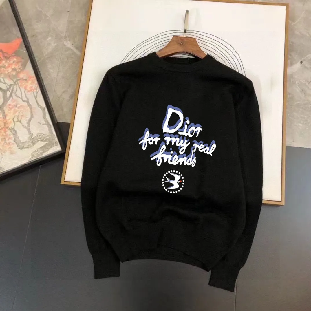 🅿️240 【DIOR】Autumn and winter classic round neck pullover sweater, in full condition! ! ! Wool blended fabric, the latest model in 2025, golden ratio! ! Slim-fitting soft gold, versatile and practical item, the combination and practicality are extremely powerful, simple and elegant, and classy! To create your own style, it is highly recommended to buy it in two colors. The standard slim fit tailoring process is suitable for both young and old men. It is knitted from wool and will not cause any discomfort! While keeping warm, it is stylish, textured and wearable, and the classic logo with contrasting colors on the chest feels in place! ! Recommended for regular customers! ! Size M-3XL (maximum wear: 190 pounds)