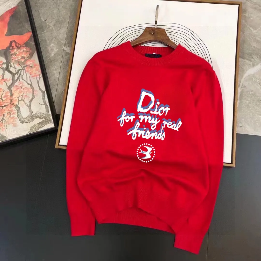 🅿️240 【DIOR】Autumn and winter classic round neck pullover sweater, in full condition! ! ! Wool blended fabric, the latest model in 2025, golden ratio! ! Slim-fitting soft gold, versatile and practical item, the combination and practicality are extremely powerful, simple and elegant, and classy! To create your own style, it is highly recommended to buy it in two colors. The standard slim fit tailoring process is suitable for both young and old men. It is knitted from wool and will not cause any discomfort! While keeping warm, it is stylish, textured and wearable, and the classic logo with contrasting colors on the chest feels in place! ! Recommended for regular customers! ! Size M-3XL (maximum wear: 190 pounds)
