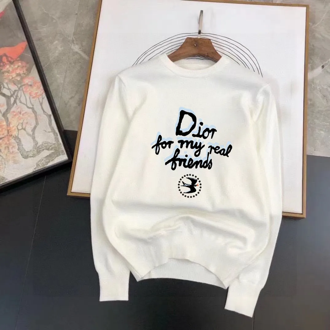🅿️240 【DIOR】Autumn and winter classic round neck pullover sweater, in full condition! ! ! Wool blended fabric, the latest model in 2025, golden ratio! ! Slim-fitting soft gold, versatile and practical item, the combination and practicality are extremely powerful, simple and elegant, and classy! To create your own style, it is highly recommended to buy it in two colors. The standard slim fit tailoring process is suitable for both young and old men. It is knitted from wool and will not cause any discomfort! While keeping warm, it is stylish, textured and wearable, and the classic logo with contrasting colors on the chest feels in place! ! Recommended for regular customers! ! Size M-3XL (maximum wear: 190 pounds)