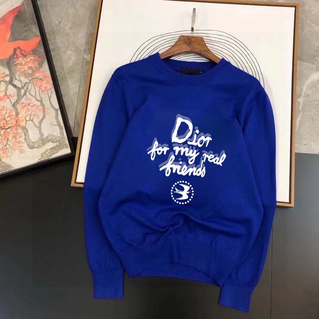 🅿️240 【DIOR】Autumn and winter classic round neck pullover sweater, in full condition! ! ! Wool blended fabric, the latest model in 2025, golden ratio! ! Slim-fitting soft gold, versatile and practical item, the combination and practicality are extremely powerful, simple and elegant, and classy! To create your own style, it is highly recommended to buy it in two colors. The standard slim fit tailoring process is suitable for both young and old men. It is knitted from wool and will not cause any discomfort! While keeping warm, it is stylish, textured and wearable, and the classic logo with contrasting colors on the chest feels in place! ! Recommended for regular customers! ! Size M-3XL (maximum wear: 190 pounds)