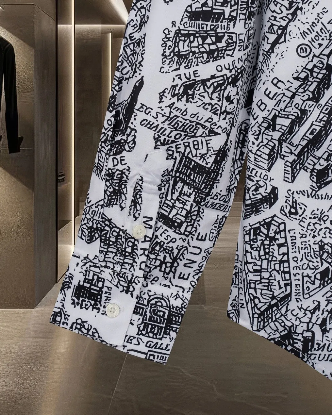 🅿️296 DIOR Dior's hot style is coming. Paris map architectural elements digitally printed long-sleeved shirt. 2025ss official website new long-sleeved shirt. Beautifully printed logo. High-end version. Customized fabrics at the counter. Highly breathable and comfortable. Seiko production. Impeccable detail processing. Customized logo engraved buttons. Three complete labels. Brand element design concept reflects high quality. It feels delicate and soft! It presents a casual cut and the upper body shape is great! 🐍Size: M-XXL