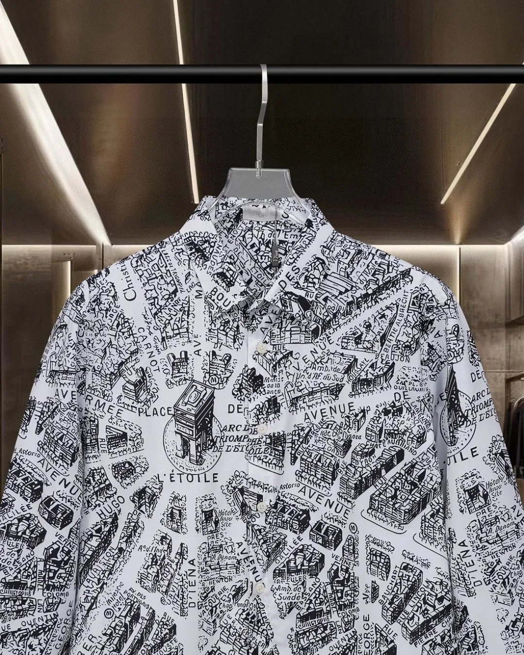 🅿️296 DIOR Dior's hot style is coming. Paris map architectural elements digitally printed long-sleeved shirt. 2025ss official website new long-sleeved shirt. Beautifully printed logo. High-end version. Customized fabrics at the counter. Highly breathable and comfortable. Seiko production. Impeccable detail processing. Customized logo engraved buttons. Three complete labels. Brand element design concept reflects high quality. It feels delicate and soft! It presents a casual cut and the upper body shape is great! 🐍Size: M-XXL