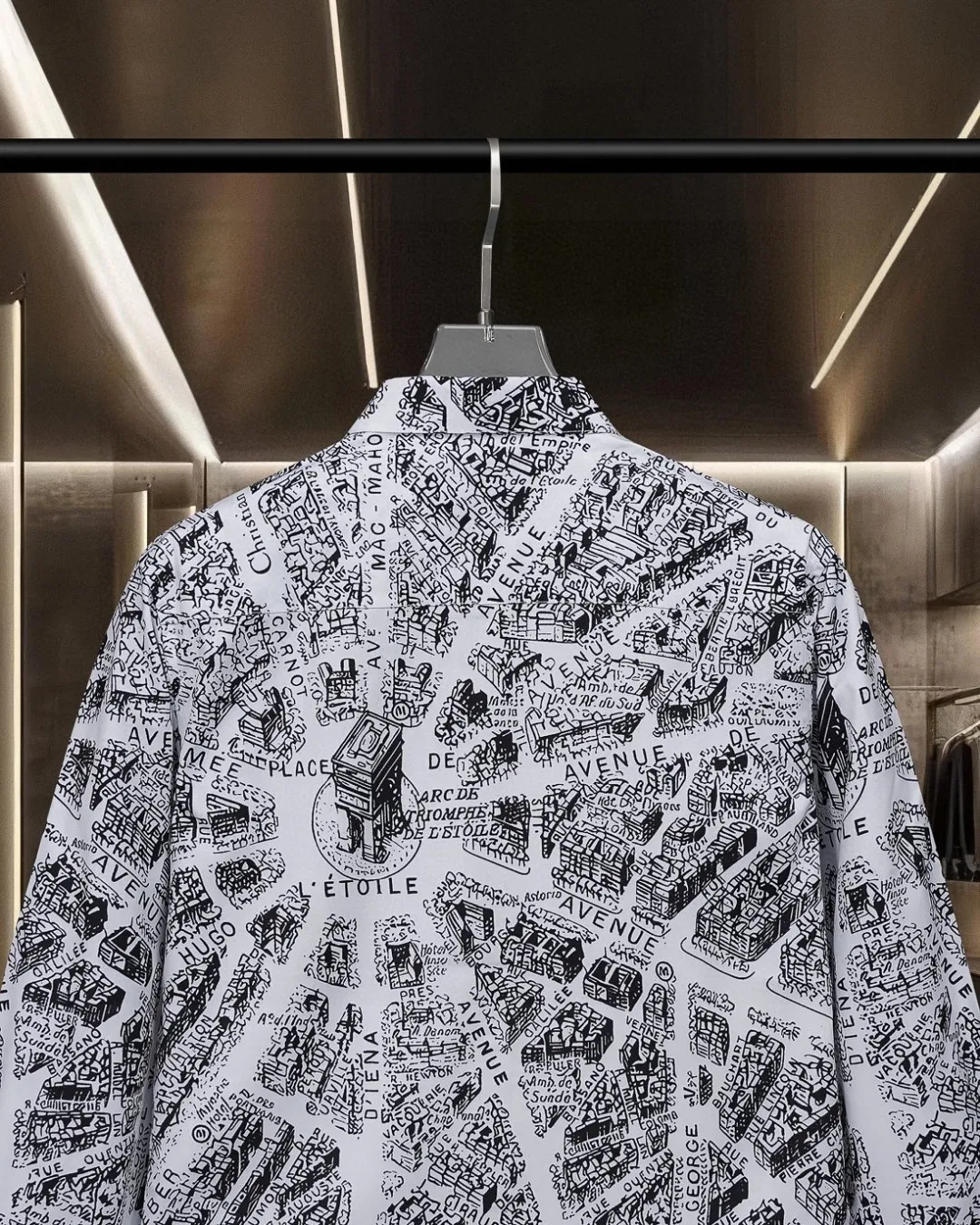 🅿️296 DIOR Dior's hot style is coming. Paris map architectural elements digitally printed long-sleeved shirt. 2025ss official website new long-sleeved shirt. Beautifully printed logo. High-end version. Customized fabrics at the counter. Highly breathable and comfortable. Seiko production. Impeccable detail processing. Customized logo engraved buttons. Three complete labels. Brand element design concept reflects high quality. It feels delicate and soft! It presents a casual cut and the upper body shape is great! 🐍Size: M-XXL