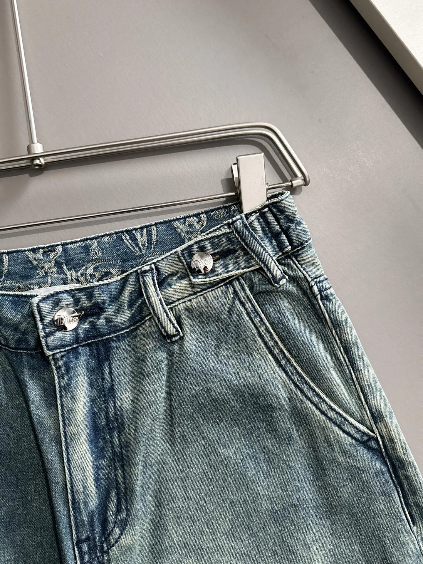 🅿️400 Dior 2025 summer loose wide-leg jeans and straight trousers, the trend in the trend! Many fashion bloggers control the upper body. The water is woven from imported Japanese Denim plain cotton denim fabric. It has three standards, is soft, delicate, comfortable and breathable. The color has a modern and fashionable vicissitudes. The upper body is versatile and fashionable! Light luxury, a must-have item for daily commuting! Code number: 28-40 (please state your height and weight when placing an order)