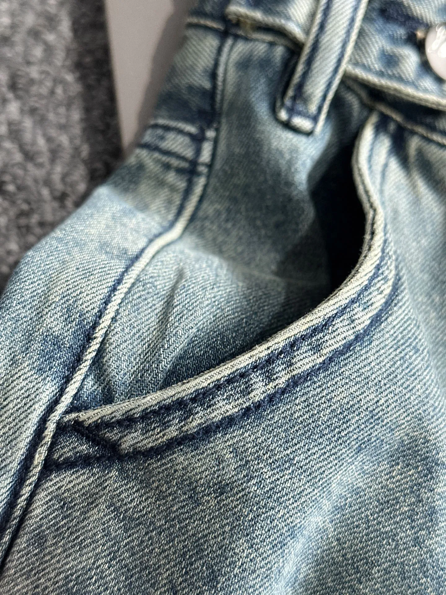 🅿️400 Dior 2025 summer loose wide-leg jeans and straight trousers, the trend in the trend! Many fashion bloggers control the upper body. The water is woven from imported Japanese Denim plain cotton denim fabric. It has three standards, is soft, delicate, comfortable and breathable. The color has a modern and fashionable vicissitudes. The upper body is versatile and fashionable! Light luxury, a must-have item for daily commuting! Code number: 28-40 (please state your height and weight when placing an order)