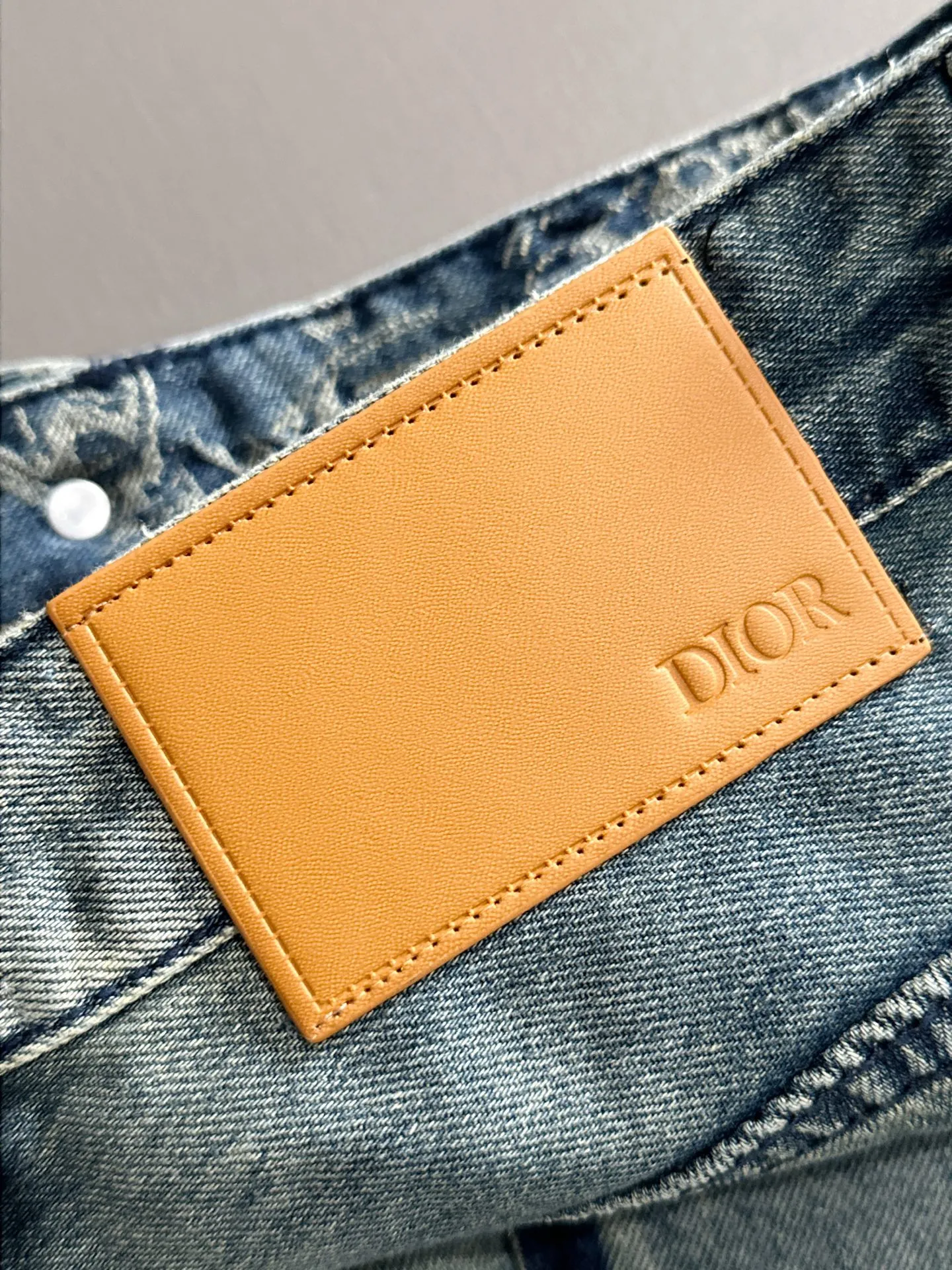 🅿️400 Dior 2025 summer loose wide-leg jeans and straight trousers, the trend in the trend! Many fashion bloggers control the upper body. The water is woven from imported Japanese Denim plain cotton denim fabric. It has three standards, is soft, delicate, comfortable and breathable. The color has a modern and fashionable vicissitudes. The upper body is versatile and fashionable! Light luxury, a must-have item for daily commuting! Code number: 28-40 (please state your height and weight when placing an order)
