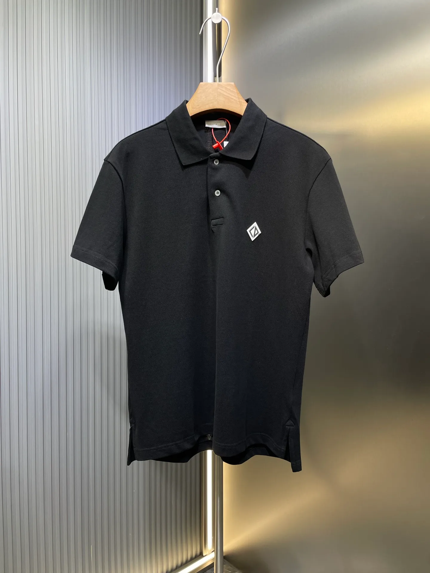 🅿️340 Dior Diamond 🌟【Top original order】Patch polo shirt customized pique pure cotton sateen. Breathable air cotton. Enjoy the cotton feeling in the clouds. Soft and waxy to the touch. Light and draping. With its black color as deep as the night sky, it interprets the ultimate low-key and luxury. The Dior Diamond rubber patch logo on the chest is vividly displayed on the clothes, highlighting the unique identity and charm. Noble choice with extraordinary taste. Craftsmanship 1: Imported special machine infrared positioning "Dior patch" is used to position the "Dior patch" more accurately and firmly. Process 2: The fabrics are washed and feel better. Not easy to deform, not easy to shrink, not easy to fade, and maintain long-term beauty. Accessories: Customized 1:1 Dior patch. Customized 1:1 Dior laser real shell buttons. Customized 1:1 Dior trademark. Version: Loose version. Size: S M L XL