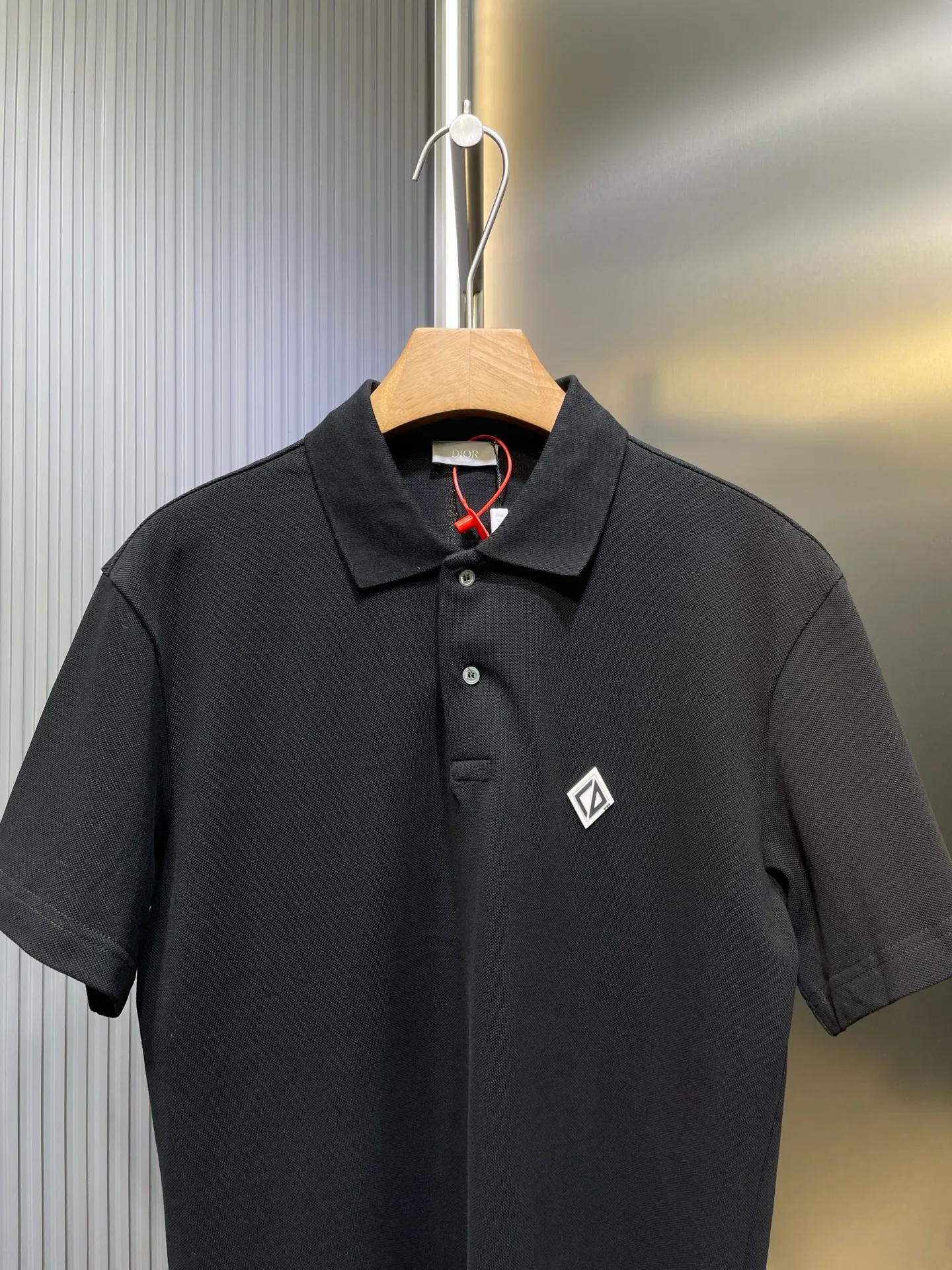 🅿️340 Dior Diamond 🌟【Top original order】Patch polo shirt customized pique pure cotton sateen. Breathable air cotton. Enjoy the cotton feeling in the clouds. Soft and waxy to the touch. Light and draping. With its black color as deep as the night sky, it interprets the ultimate low-key and luxury. The Dior Diamond rubber patch logo on the chest is vividly displayed on the clothes, highlighting the unique identity and charm. Noble choice with extraordinary taste. Craftsmanship 1: Imported special machine infrared positioning "Dior patch" is used to position the "Dior patch" more accurately and firmly. Process 2: The fabrics are washed and feel better. Not easy to deform, not easy to shrink, not easy to fade, and maintain long-term beauty. Accessories: Customized 1:1 Dior patch. Customized 1:1 Dior laser real shell buttons. Customized 1:1 Dior trademark. Version: Loose version. Size: S M L XL