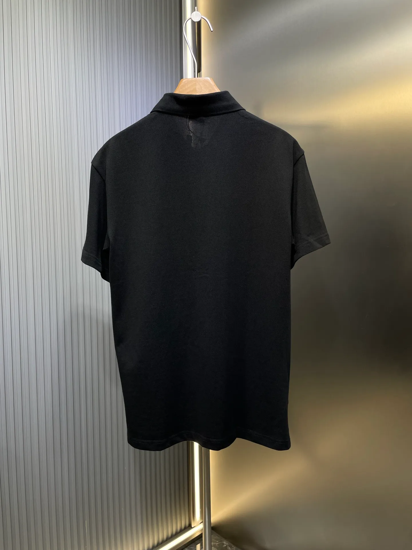 🅿️340 Dior Diamond 🌟【Top original order】Patch polo shirt customized pique pure cotton sateen. Breathable air cotton. Enjoy the cotton feeling in the clouds. Soft and waxy to the touch. Light and draping. With its black color as deep as the night sky, it interprets the ultimate low-key and luxury. The Dior Diamond rubber patch logo on the chest is vividly displayed on the clothes, highlighting the unique identity and charm. Noble choice with extraordinary taste. Craftsmanship 1: Imported special machine infrared positioning "Dior patch" is used to position the "Dior patch" more accurately and firmly. Process 2: The fabrics are washed and feel better. Not easy to deform, not easy to shrink, not easy to fade, and maintain long-term beauty. Accessories: Customized 1:1 Dior patch. Customized 1:1 Dior laser real shell buttons. Customized 1:1 Dior trademark. Version: Loose version. Size: S M L XL