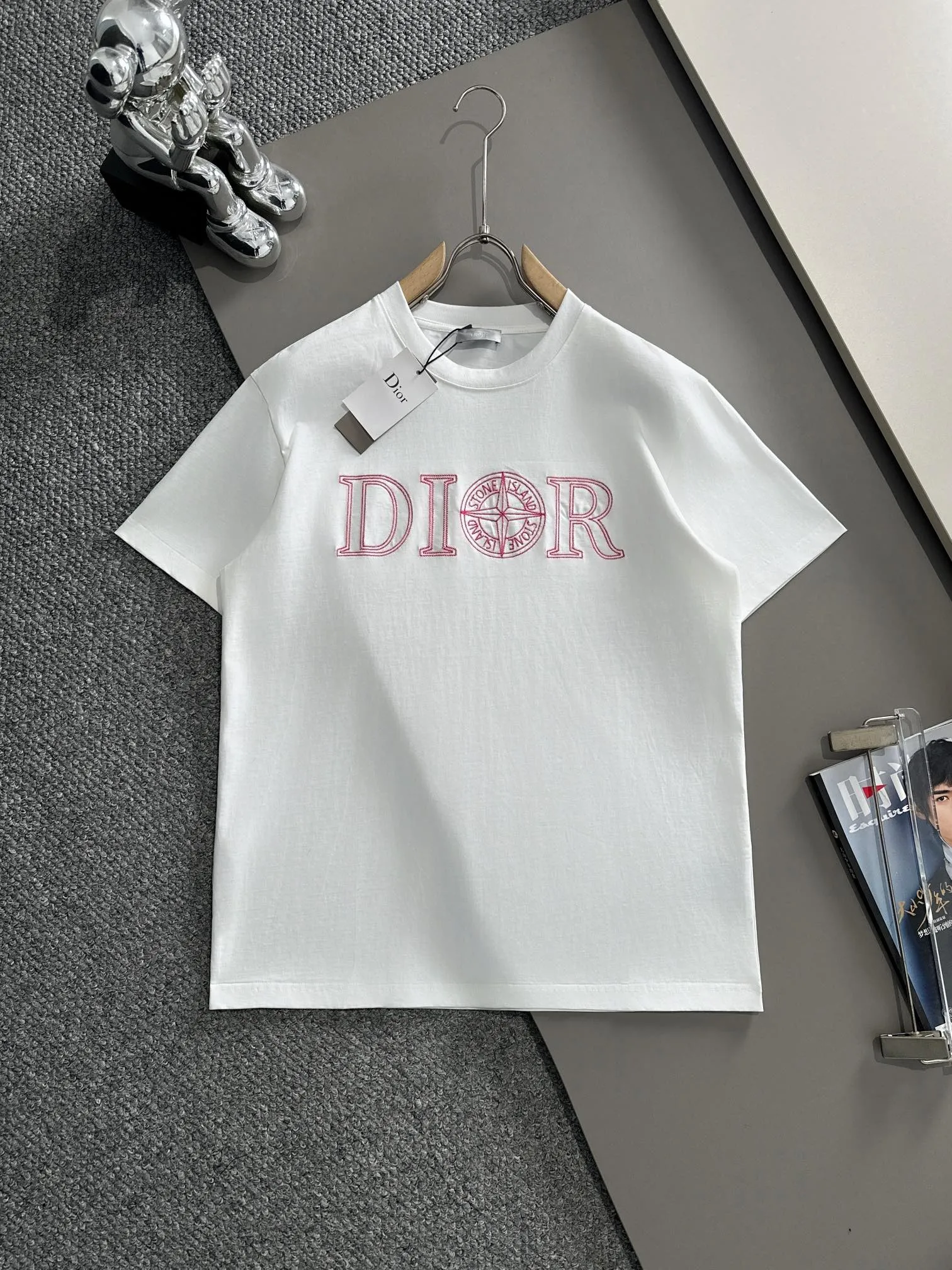 🅿️170 (arrives the next day) DIOR Dior co-branded Stone Island 2025 new heavy industry embroidered letter logo, same style for men and women, short-sleeved T-shirt ·Customized 260g 100% double yarn pure cotton fabric ·Imported Tajima machine embroidery technology ·Custom dyed 32 double-strand threads ·Collar tag and main mark three complete labels Color: White Size: XS S M L