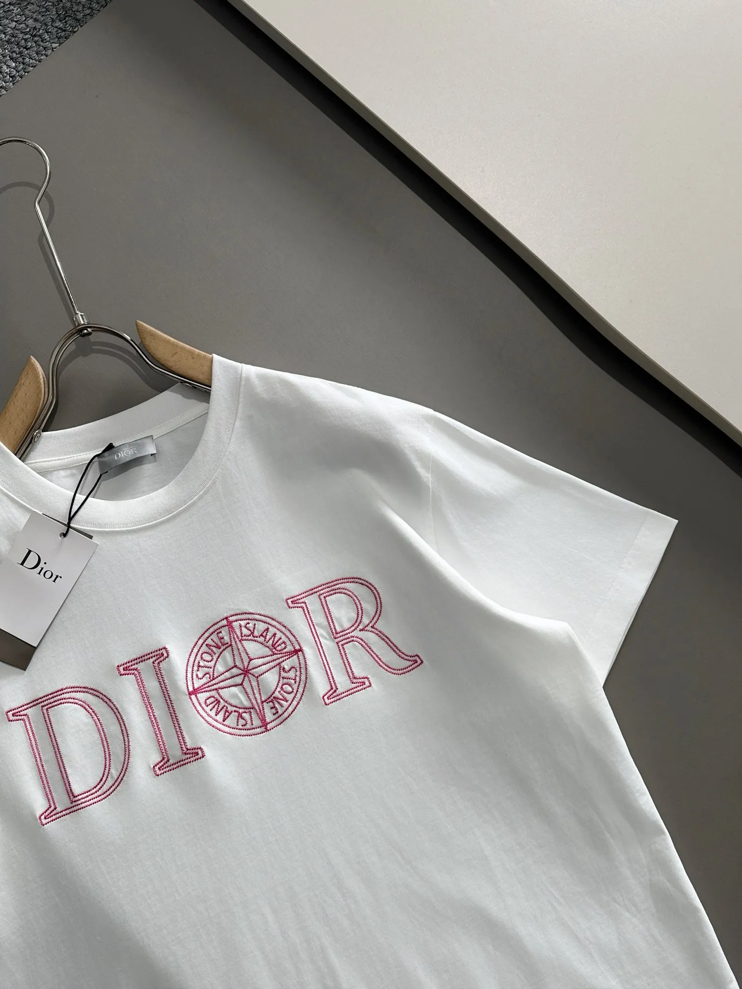 🅿️170 (arrives the next day) DIOR Dior co-branded Stone Island 2025 new heavy industry embroidered letter logo, same style for men and women, short-sleeved T-shirt ·Customized 260g 100% double yarn pure cotton fabric ·Imported Tajima machine embroidery technology ·Custom dyed 32 double-strand threads ·Collar tag and main mark three complete labels Color: White Size: XS S M L