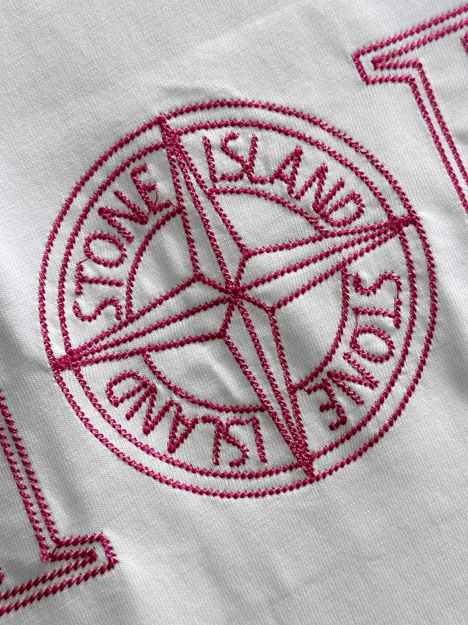 🅿️170 (arrives the next day) DIOR Dior co-branded Stone Island 2025 new heavy industry embroidered letter logo, same style for men and women, short-sleeved T-shirt ·Customized 260g 100% double yarn pure cotton fabric ·Imported Tajima machine embroidery technology ·Custom dyed 32 double-strand threads ·Collar tag and main mark three complete labels Color: White Size: XS S M L