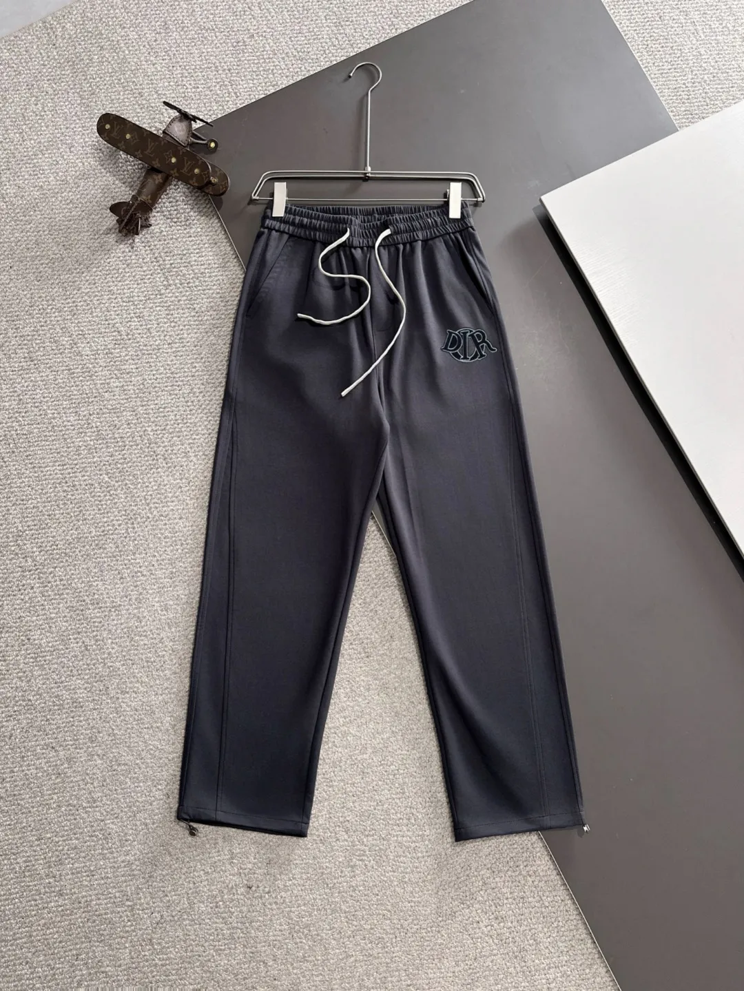 🅿️400 next day shipping Dior 2025 spring and summer new elastic band casual pants, thin counter custom fabrics, high breathability and comfort, impeccable details, brand element design concept, reflecting high quality. It feels delicate and soft! It presents a casual cut and the upper body shape is great! Size: M-4XL