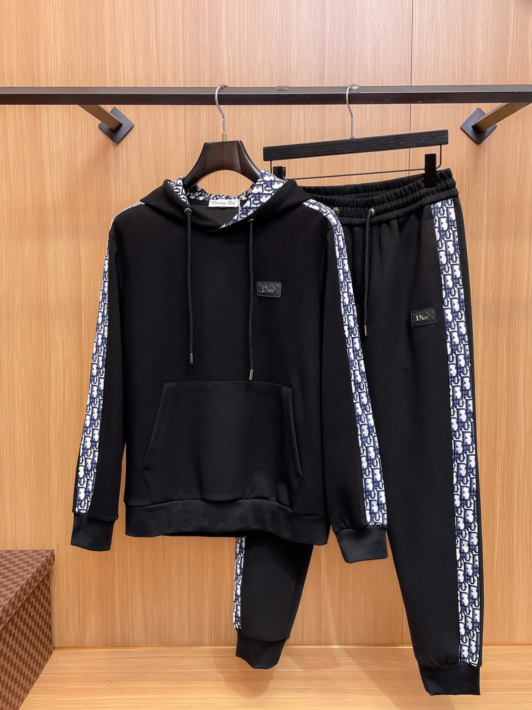 🅿️720 [DIOR Dior] Hot-selling suit is coming. Focus on the original version of the official website. 2025 new hot-selling cardigan and sweatshirt suit. The original order is the best 🇭🇰. It is the meticulous work of top designers for a fitting and perfect upper body effect. All-natural high-quality Tencel Roman cotton 100%, close-fitting comfort, noble and elegant! Original hardware embodies elegance and nobility! Counter size: M-3XL (maximum wear up to 190 pounds)