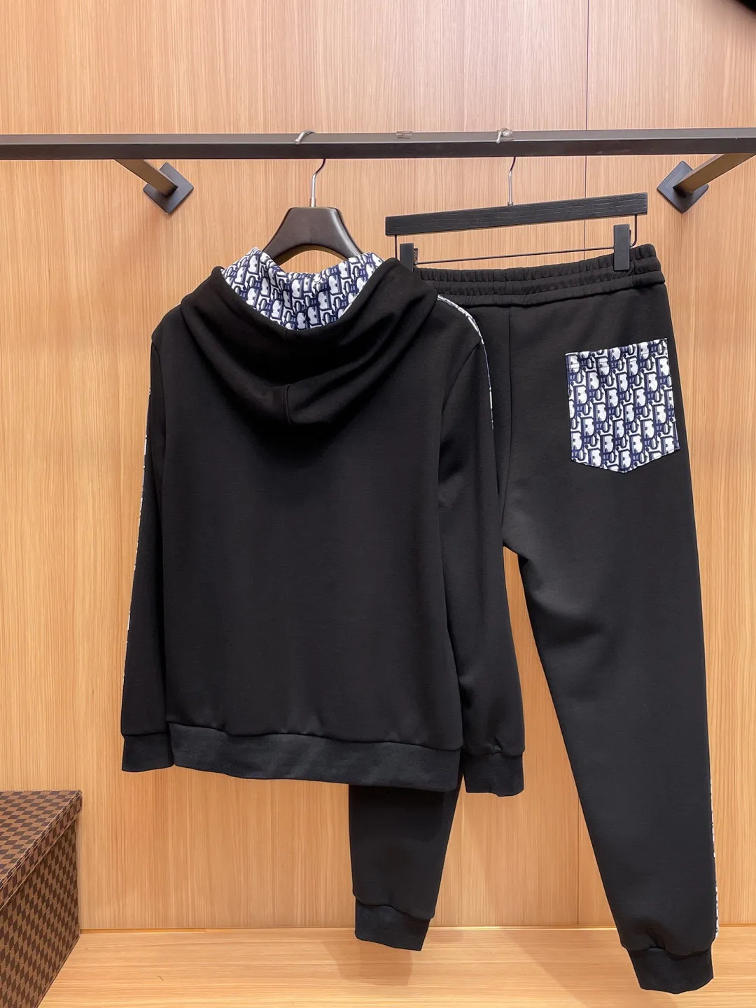 🅿️720 [DIOR Dior] Hot-selling suit is coming. Focus on the original version of the official website. 2025 new hot-selling cardigan and sweatshirt suit. The original order is the best 🇭🇰. It is the meticulous work of top designers for a fitting and perfect upper body effect. All-natural high-quality Tencel Roman cotton 100%, close-fitting comfort, noble and elegant! Original hardware embodies elegance and nobility! Counter size: M-3XL (maximum wear up to 190 pounds)