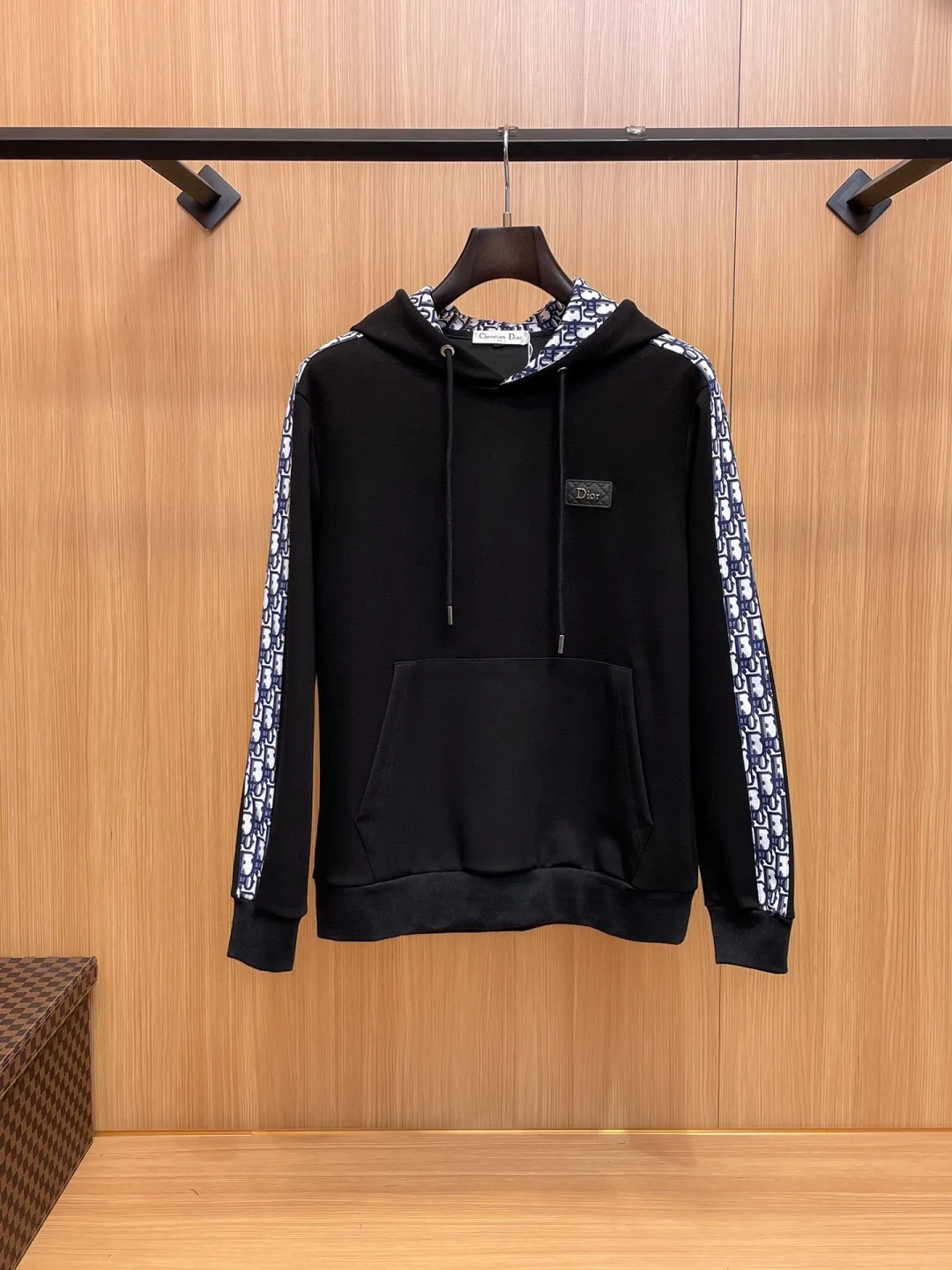 🅿️720 [DIOR Dior] Hot-selling suit is coming. Focus on the original version of the official website. 2025 new hot-selling cardigan and sweatshirt suit. The original order is the best 🇭🇰. It is the meticulous work of top designers for a fitting and perfect upper body effect. All-natural high-quality Tencel Roman cotton 100%, close-fitting comfort, noble and elegant! Original hardware embodies elegance and nobility! Counter size: M-3XL (maximum wear up to 190 pounds)