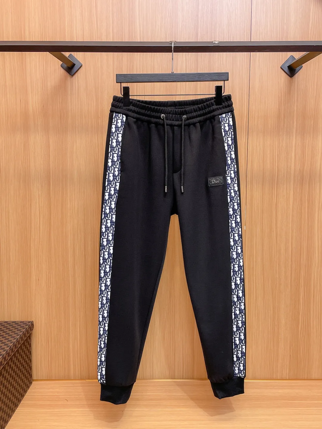 🅿️720 [DIOR Dior] Hot-selling suit is coming. Focus on the original version of the official website. 2025 new hot-selling cardigan and sweatshirt suit. The original order is the best 🇭🇰. It is the meticulous work of top designers for a fitting and perfect upper body effect. All-natural high-quality Tencel Roman cotton 100%, close-fitting comfort, noble and elegant! Original hardware embodies elegance and nobility! Counter size: M-3XL (maximum wear up to 190 pounds)