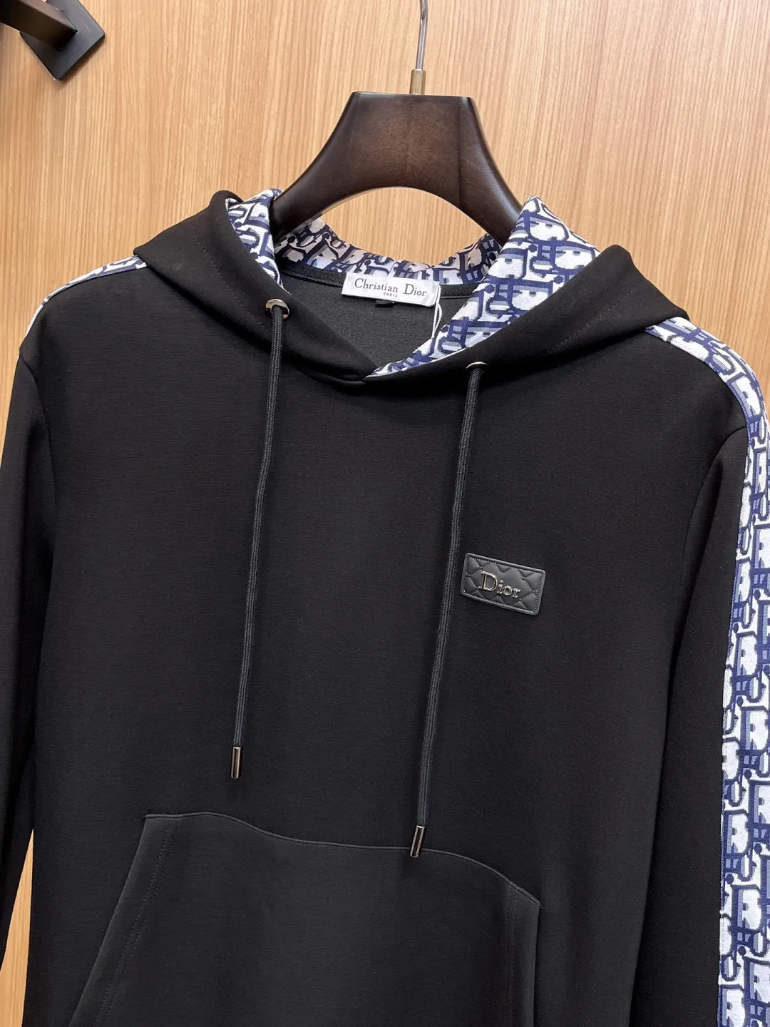 🅿️720 [DIOR Dior] Hot-selling suit is coming. Focus on the original version of the official website. 2025 new hot-selling cardigan and sweatshirt suit. The original order is the best 🇭🇰. It is the meticulous work of top designers for a fitting and perfect upper body effect. All-natural high-quality Tencel Roman cotton 100%, close-fitting comfort, noble and elegant! Original hardware embodies elegance and nobility! Counter size: M-3XL (maximum wear up to 190 pounds)