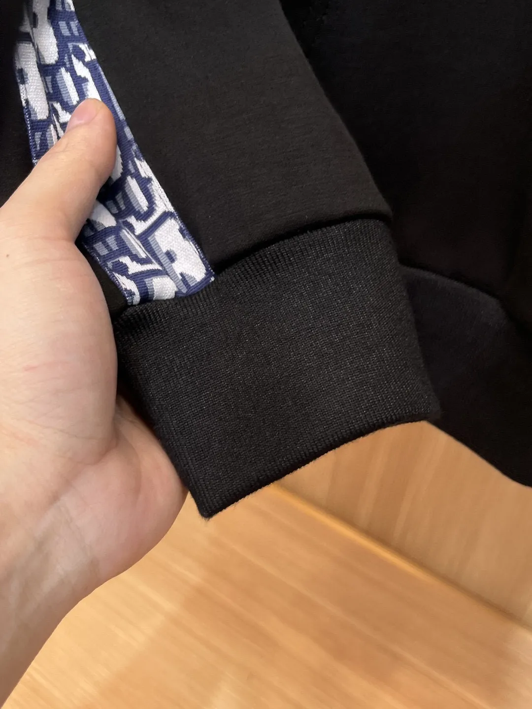 🅿️720 [DIOR Dior] Hot-selling suit is coming. Focus on the original version of the official website. 2025 new hot-selling cardigan and sweatshirt suit. The original order is the best 🇭🇰. It is the meticulous work of top designers for a fitting and perfect upper body effect. All-natural high-quality Tencel Roman cotton 100%, close-fitting comfort, noble and elegant! Original hardware embodies elegance and nobility! Counter size: M-3XL (maximum wear up to 190 pounds)