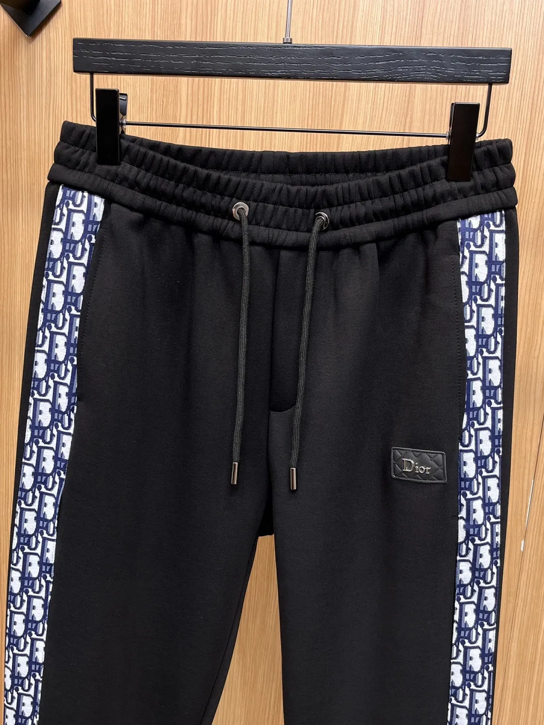 🅿️720 [DIOR Dior] Hot-selling suit is coming. Focus on the original version of the official website. 2025 new hot-selling cardigan and sweatshirt suit. The original order is the best 🇭🇰. It is the meticulous work of top designers for a fitting and perfect upper body effect. All-natural high-quality Tencel Roman cotton 100%, close-fitting comfort, noble and elegant! Original hardware embodies elegance and nobility! Counter size: M-3XL (maximum wear up to 190 pounds)